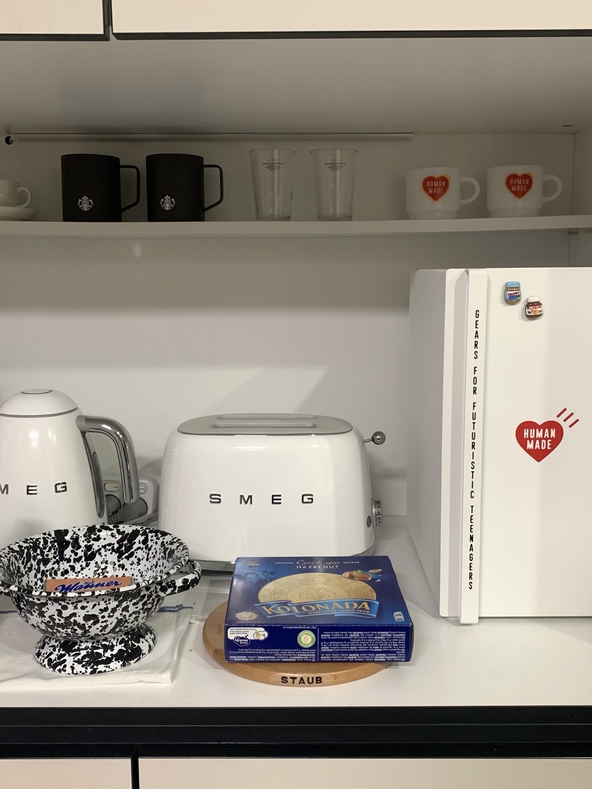 Starbucks SS Black Debbie Mug Black 414ml, Human Made Bread Case White 착용 스타일