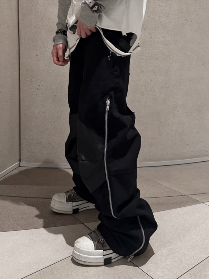 ROARINGRAD Carbon-Coated Side-Zip Pants Black 착용 스타일 - 2