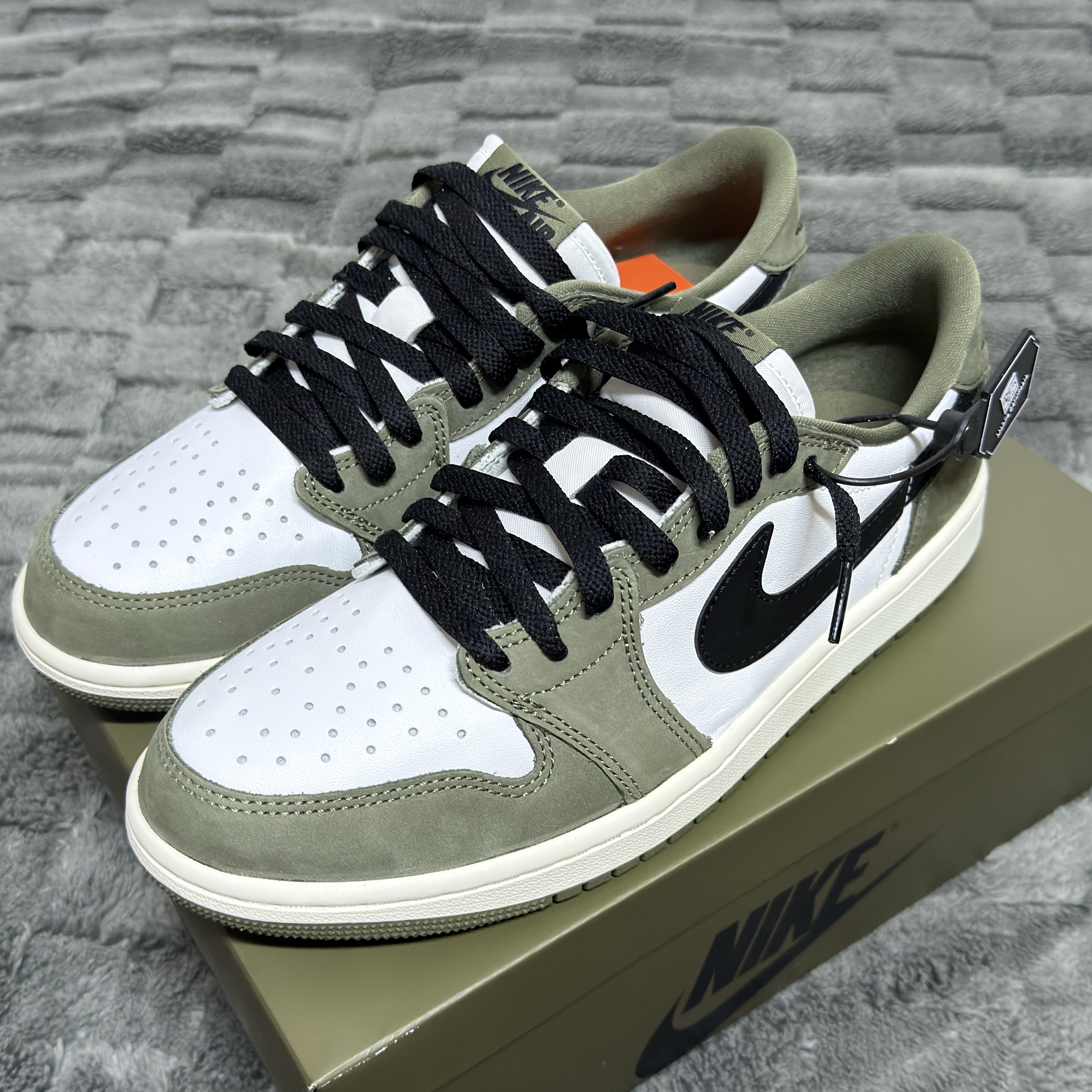 Jordan 1 Retro Low OG Medium Olive and Summit White 착용 스타일 - 4