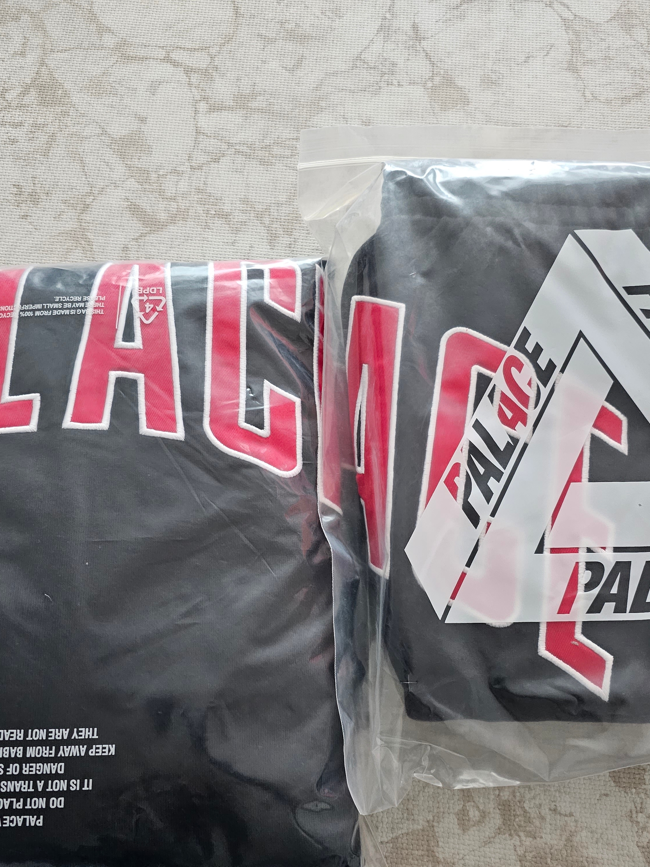 Palace Courtside 1/4 Zip Black Truest Red - 26SS, Palace Courtside Jogger Black Truest Red - 26SS 착용 스타일 - 1