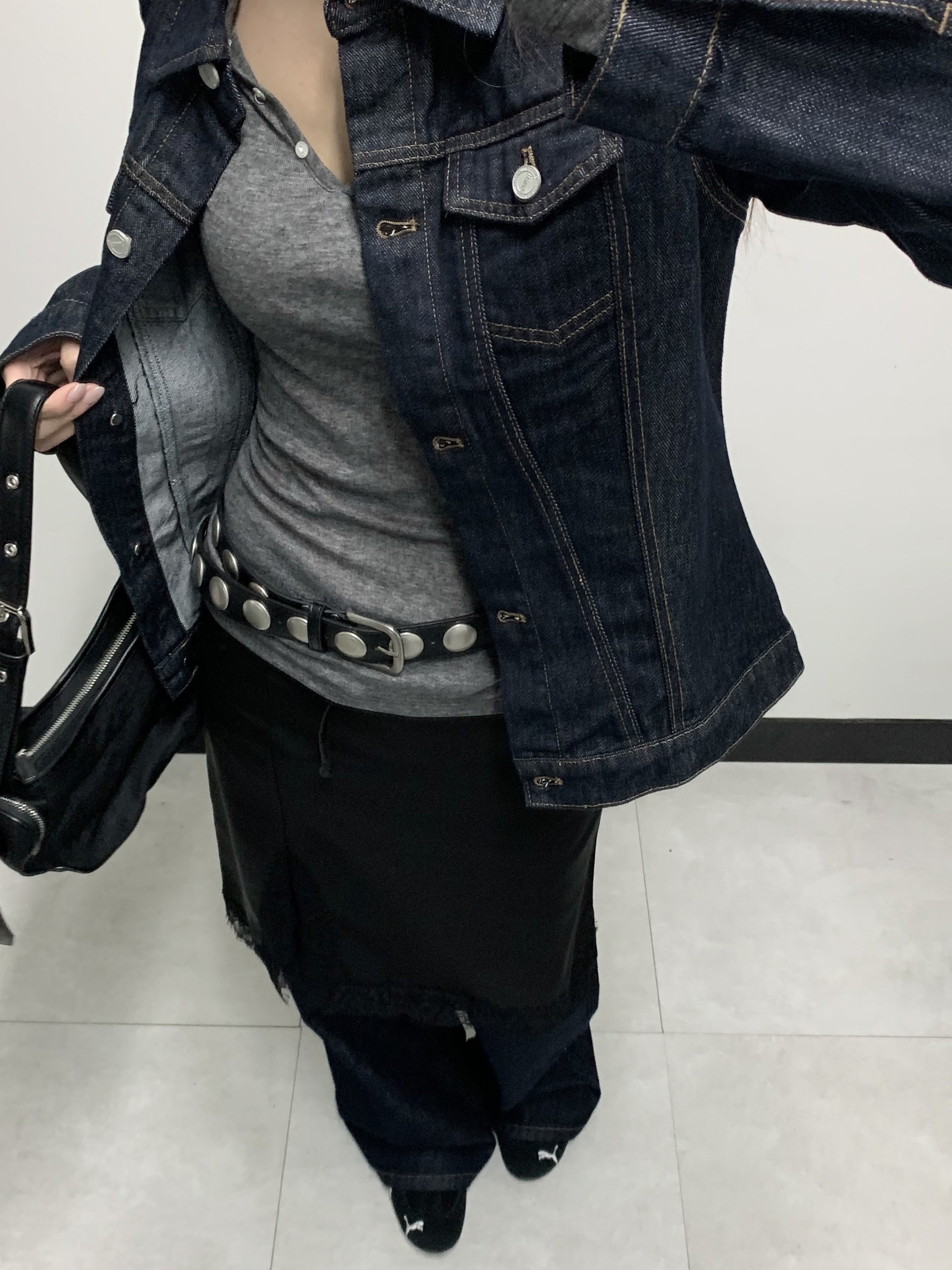 Matin Kim Madeleine Round Bag Black, Puma Speedcat OG Black White 착용 스타일 - 3