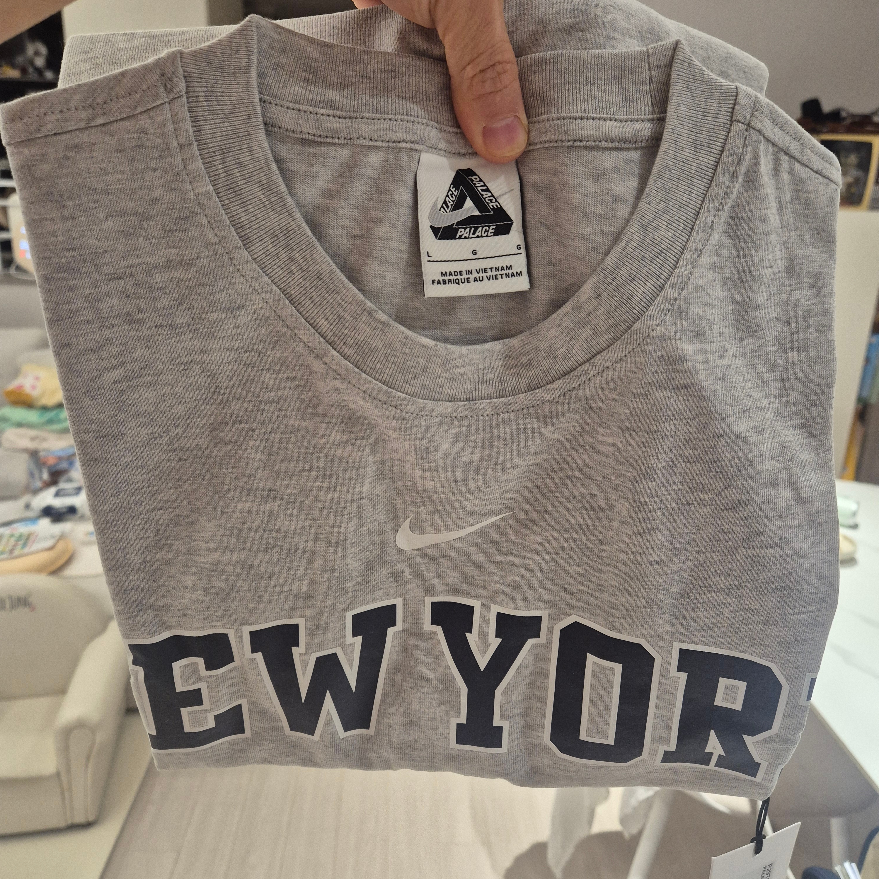 Palace x Nike Shop T-Shirt New York Grey Marl - 25FW 착용 스타일