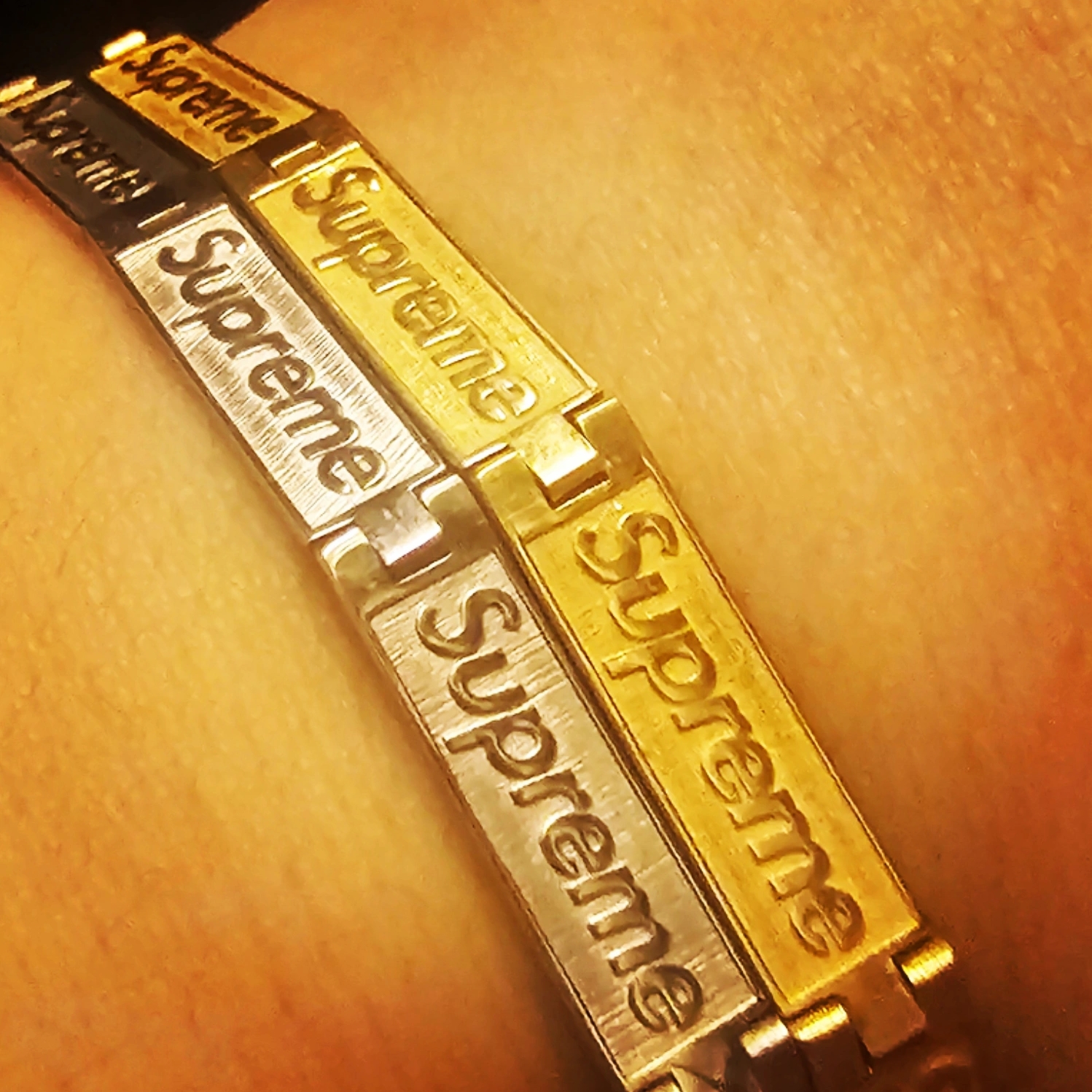 Supreme x Jacob & Co Logo Link Bracelet 14K Gold - 23SS, Supreme x Jacob & Co Logo Link Bracelet Sterling Silver - 23SS 착용 스타일