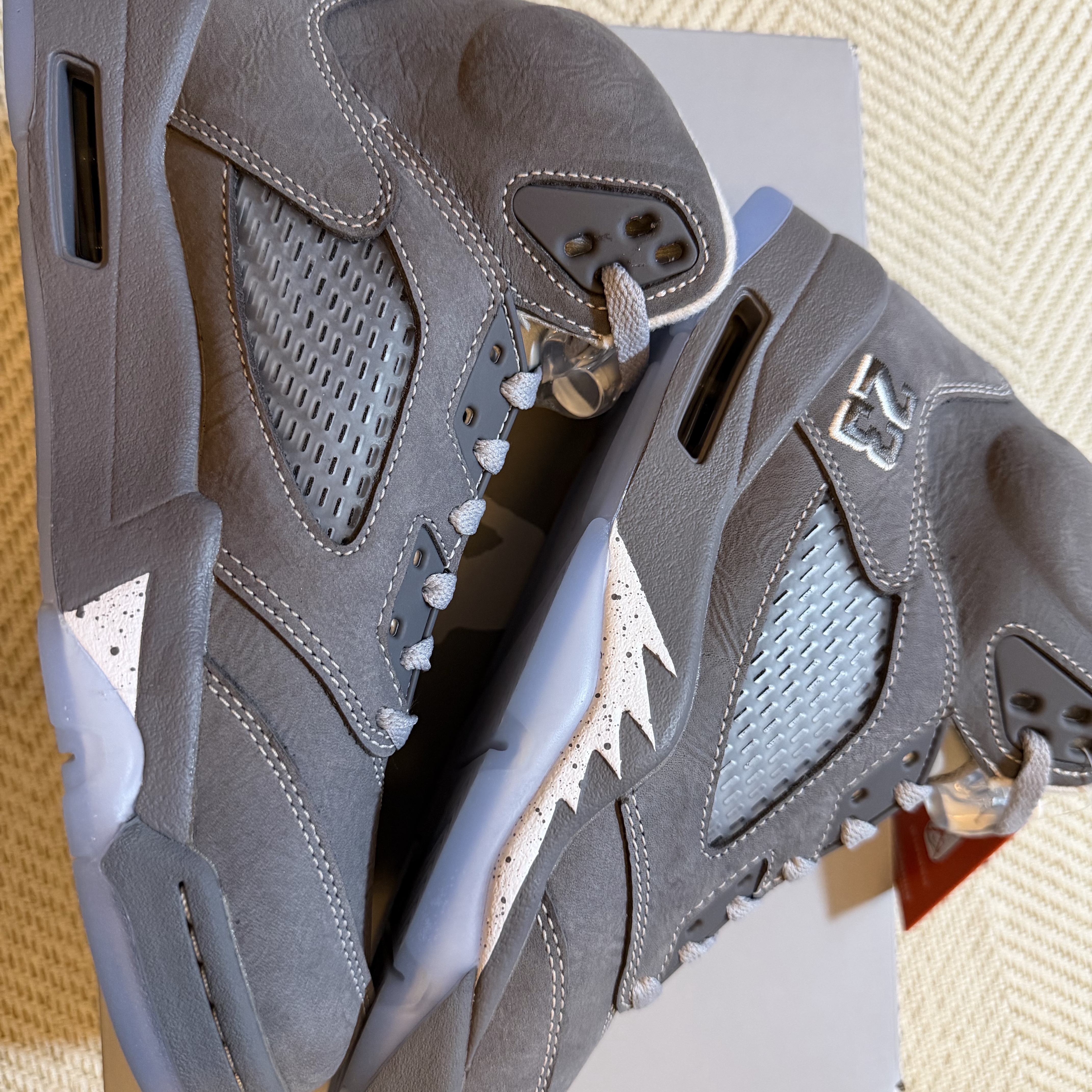 Jordan 5 Retro Light Graphite and Wolf Grey 착용 스타일 - 4
