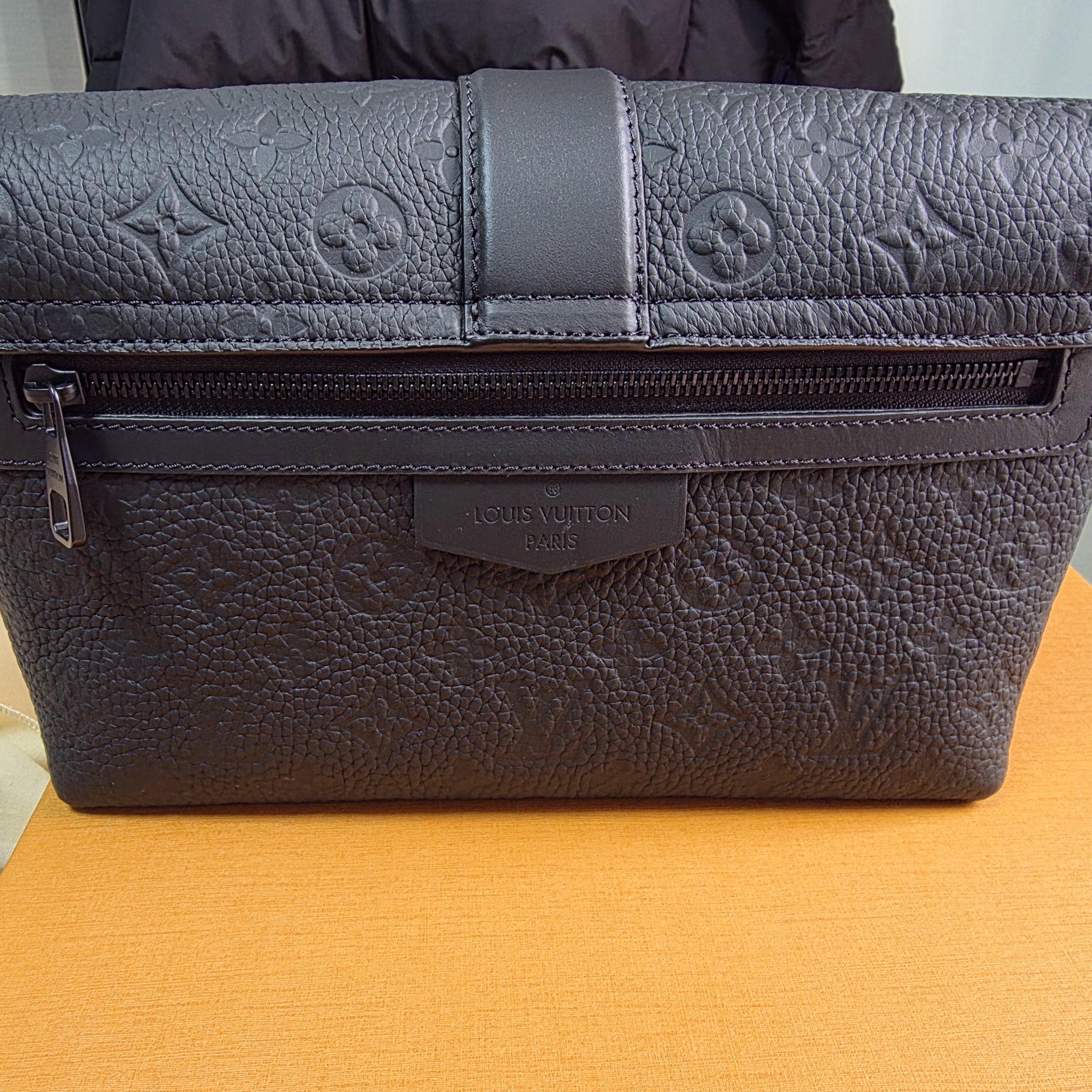 Louis Vuitton S-Cape Massenger Taurillon Monogram Black 착용 스타일 - 3