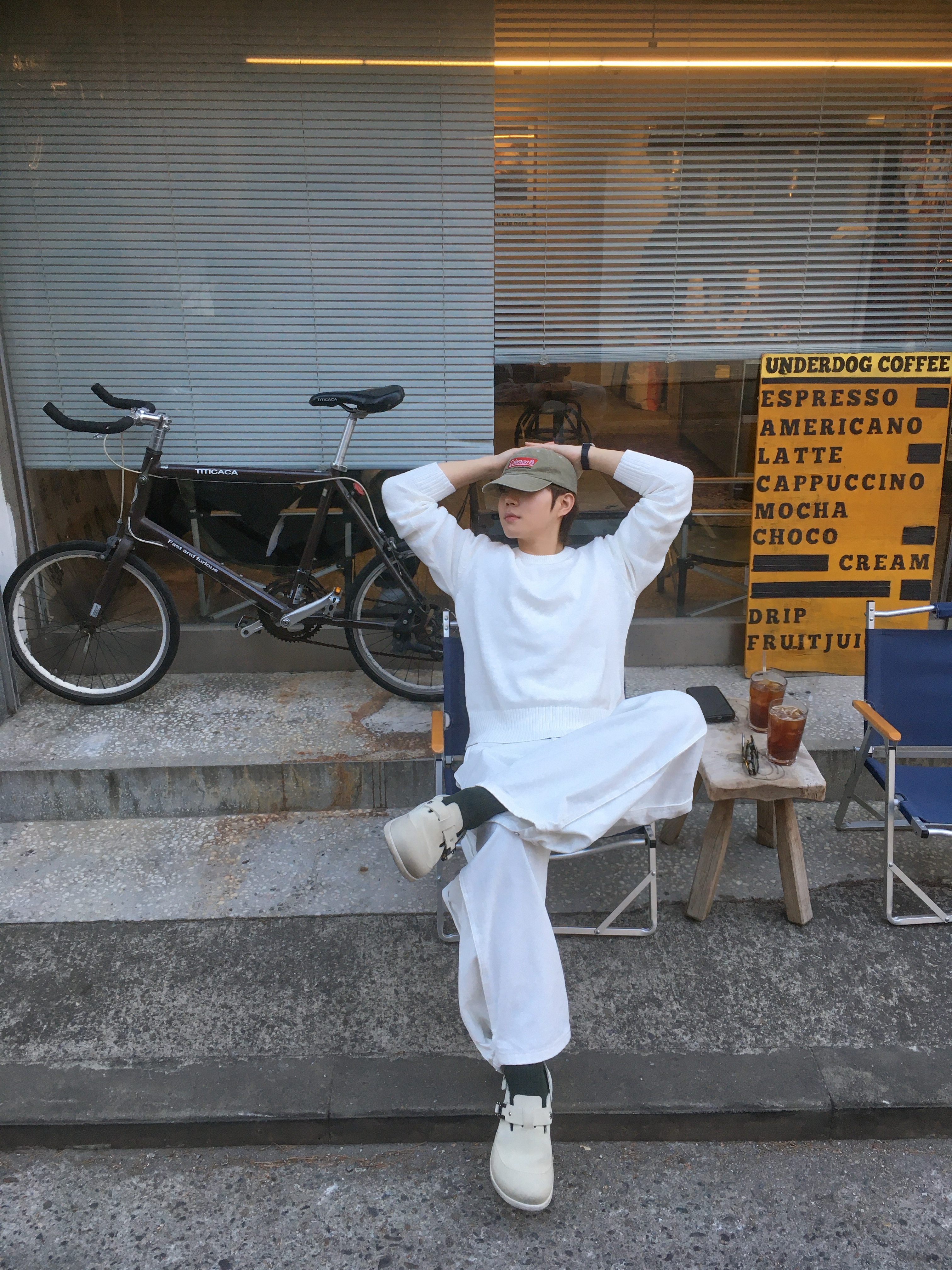 Dior x Birkenstock Tokio Mule Nubuck Calfskin Greige, A.P.C. Daniela Shopping Bag Indigo 착용 스타일 - 1