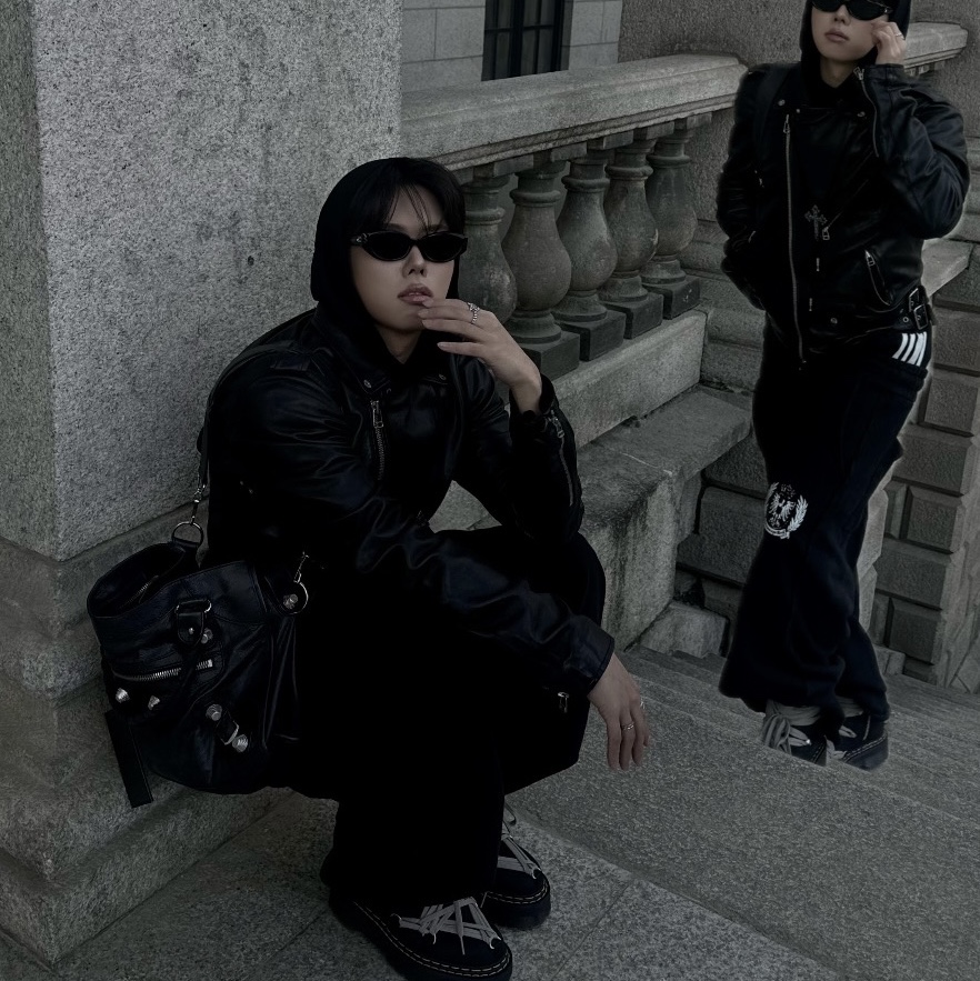 Gentle Monster Dada 01 Black, Dr. Martens x Rick Owens 1460 Quad Sole Mega Lace Boots Black 착용 스타일 - 3