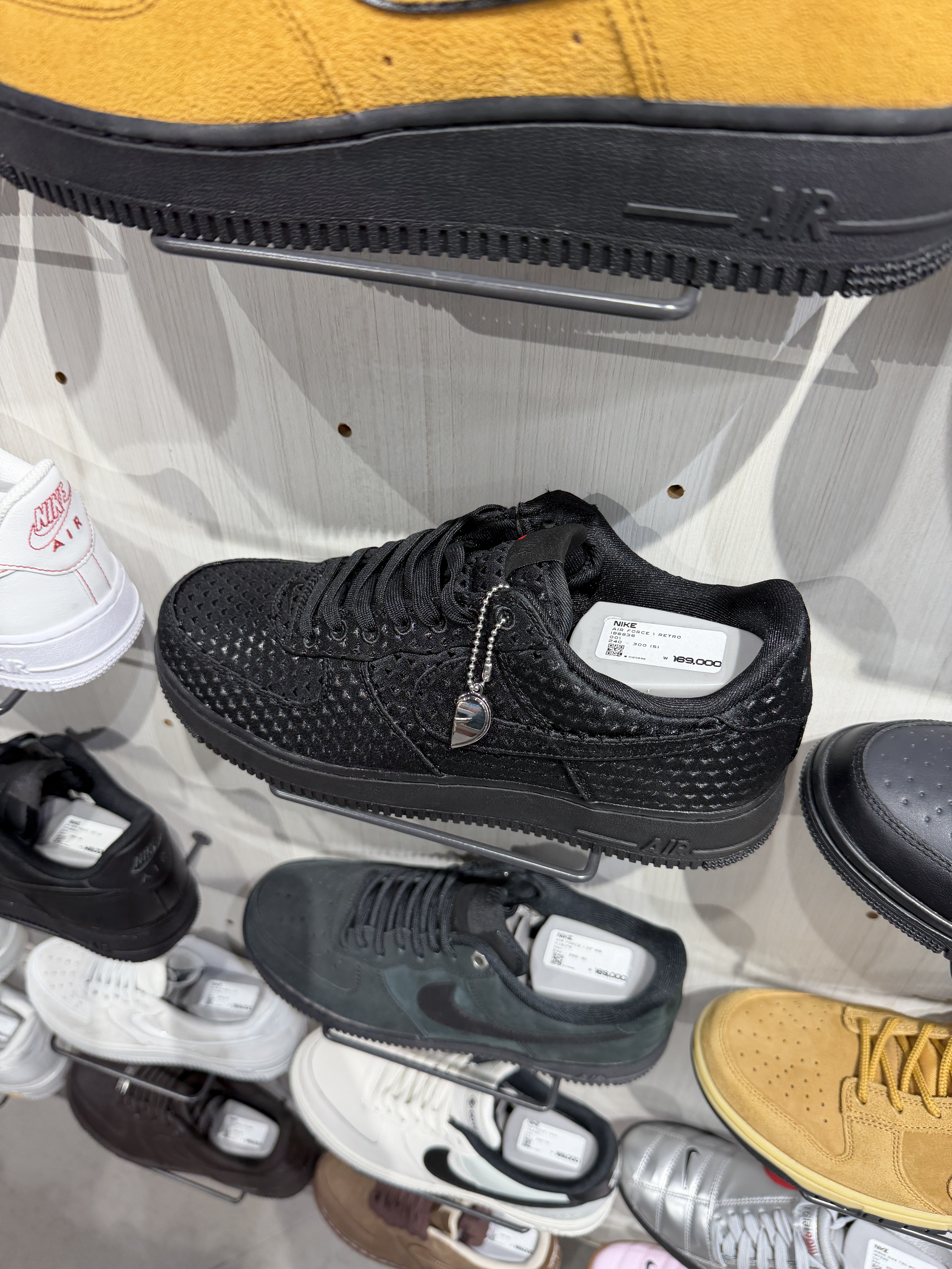 Nike Air Force 1 Retro Valentine's Day Black University Red, New Balance TCS NYC Marathon FuelCell SC Elite v5 Grapefruit Grey Matter - D Standard 착용 스타일 - 3