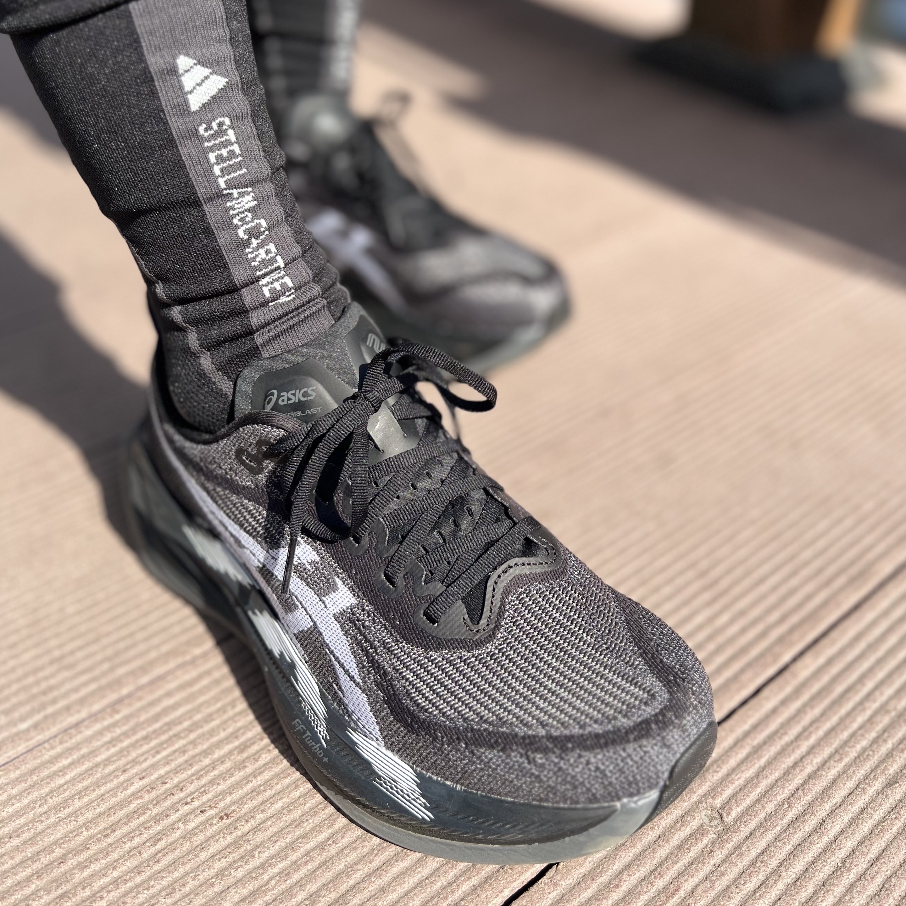 Asics Superblast 2 Black White 착용 스타일