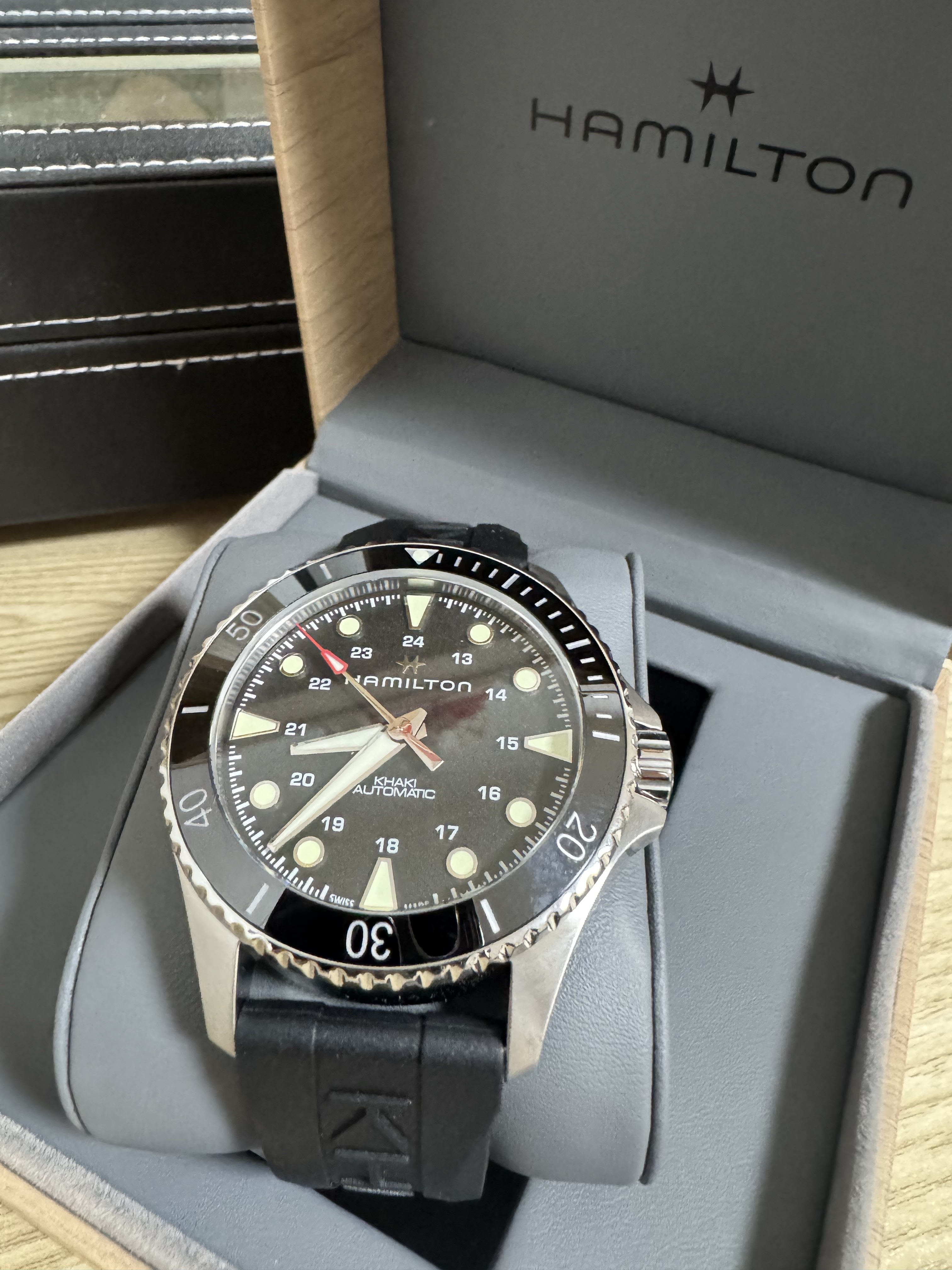 Hamilton Khaki Navy Scuba Auto 43mm Rubber Band Black 착용 스타일