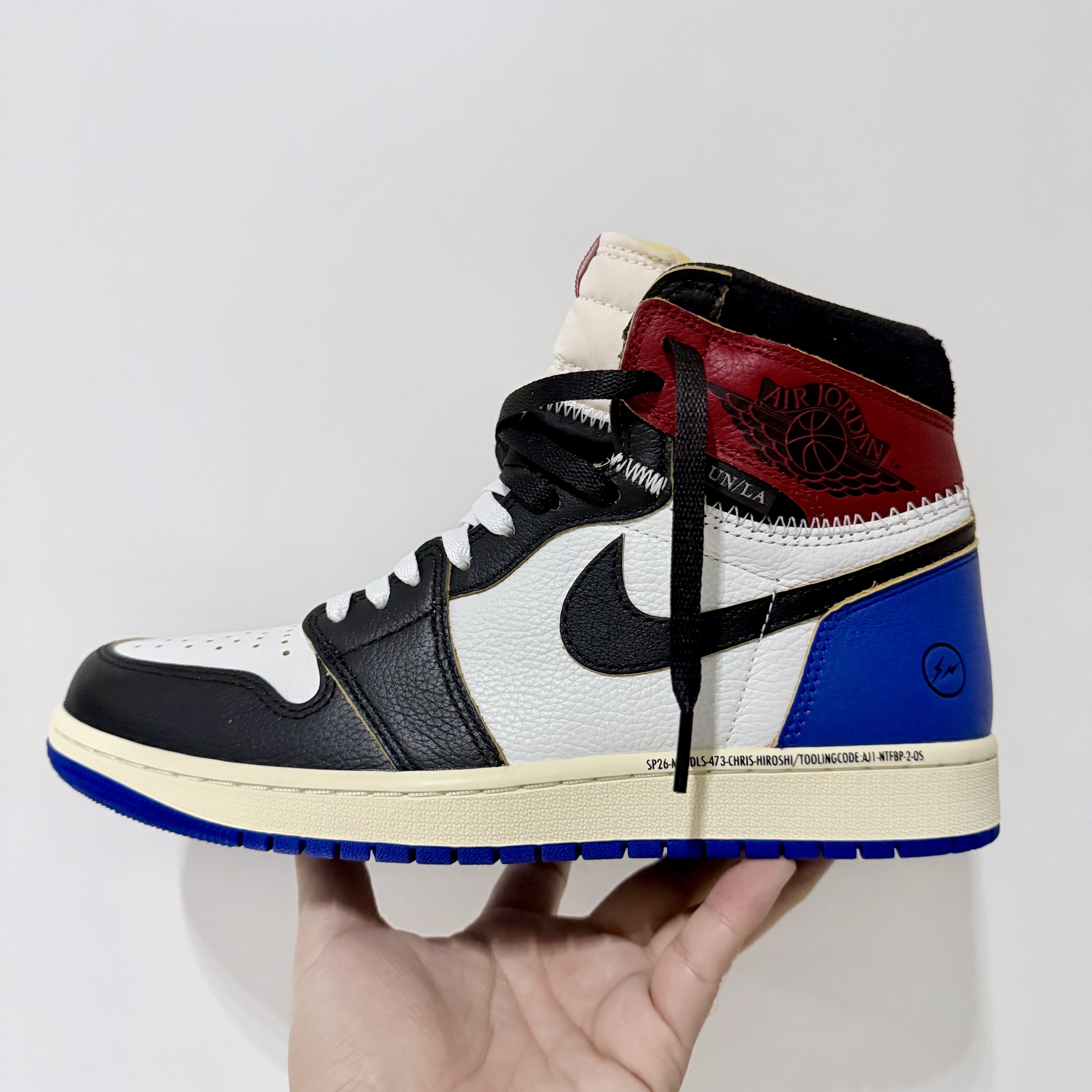 Jordan 1 x Fragment x Union LA Black and Varsity Red 착용 스타일 - 3