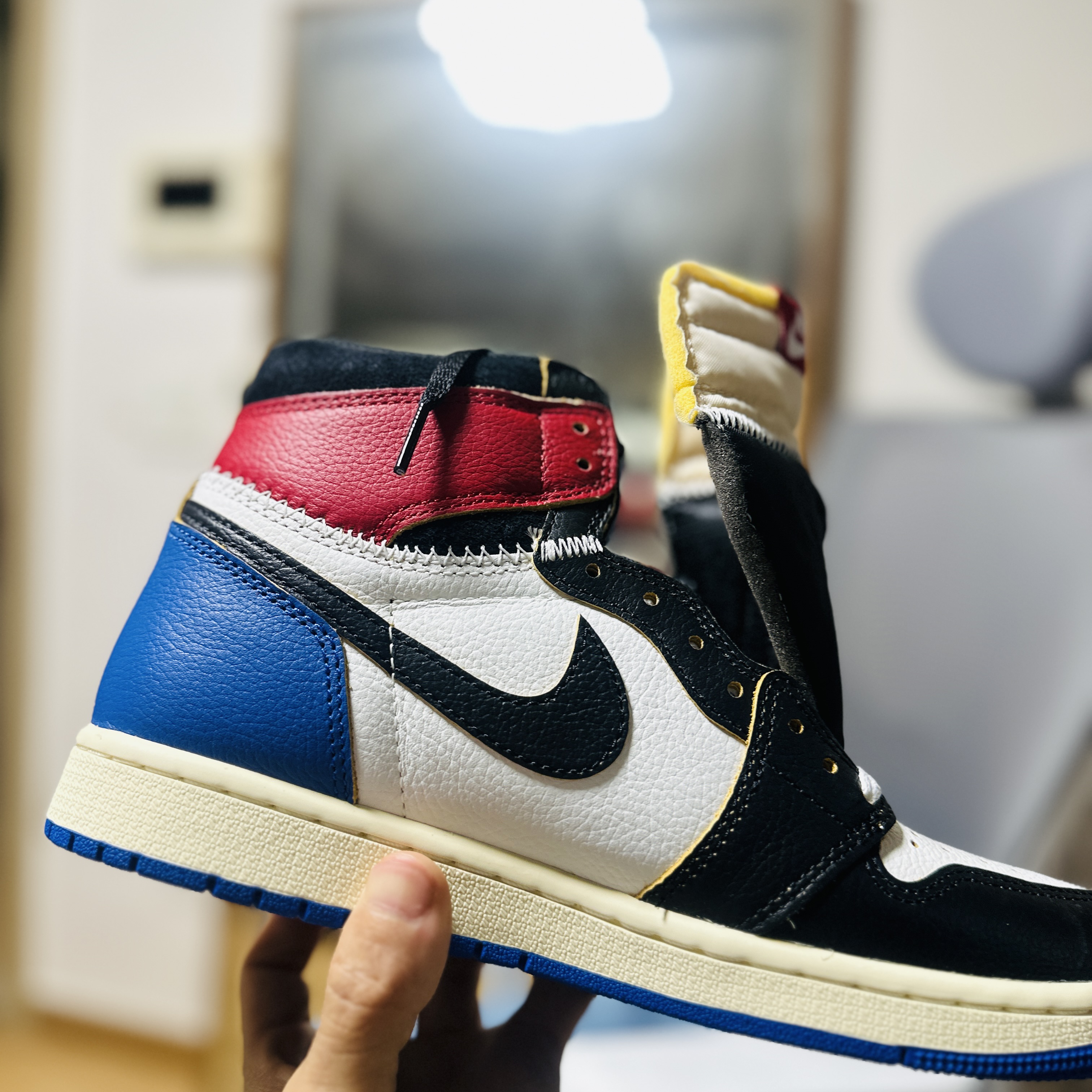 Jordan 1 x Fragment x Union LA Black and Varsity Red 착용 스타일 - 4