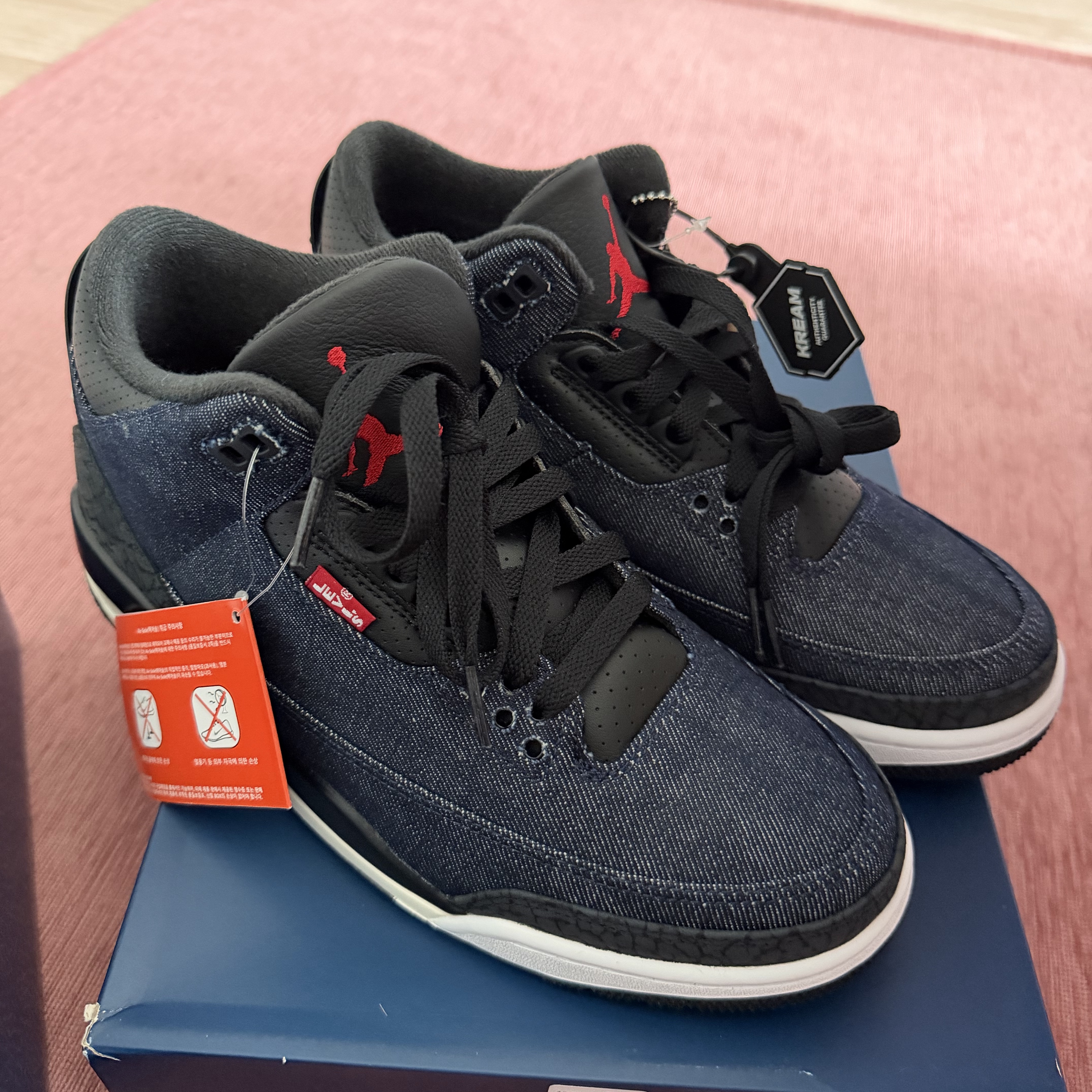 Jordan 3 x Levi’s Indigo and Gym Red 착용 스타일 - 3