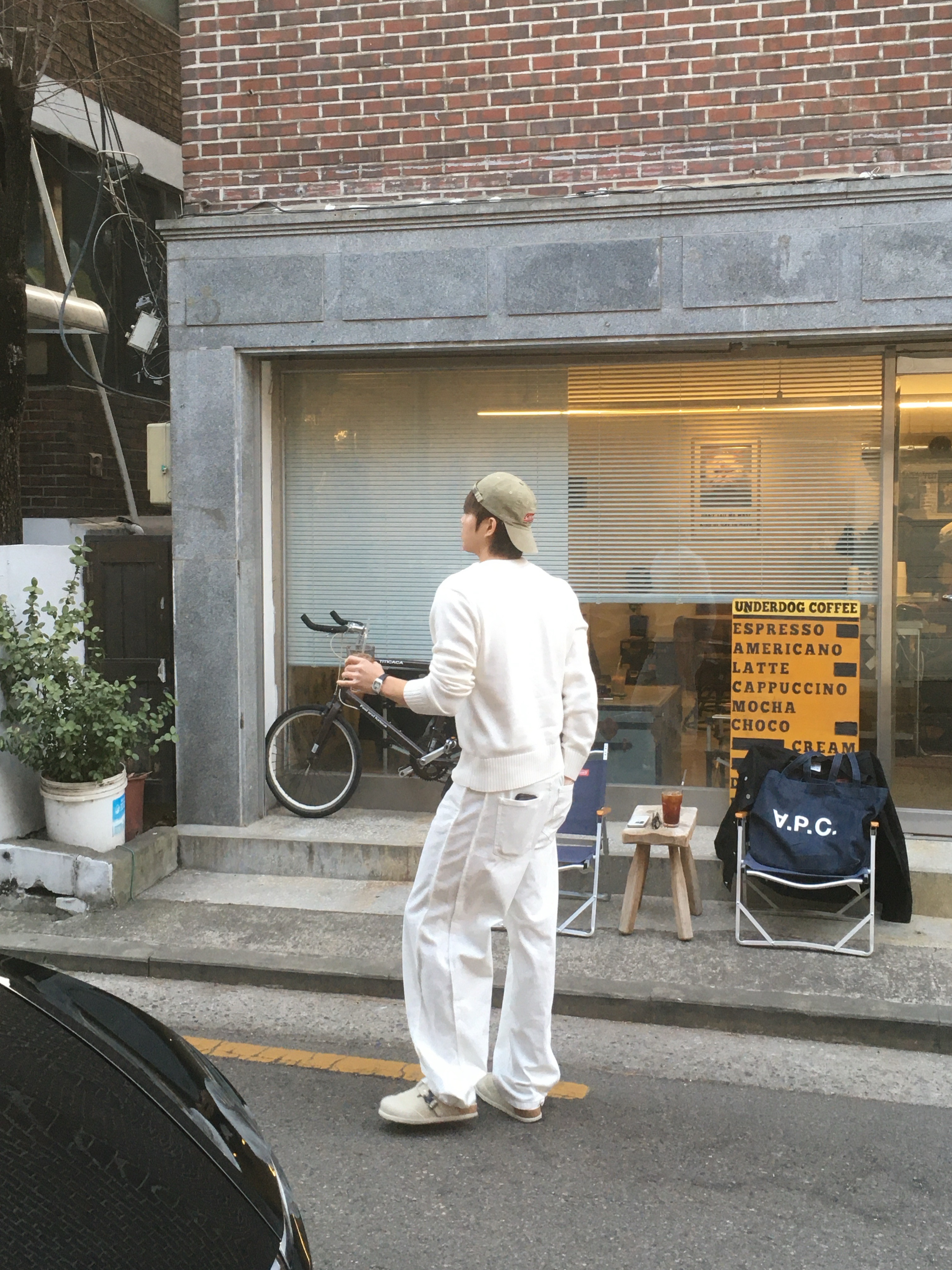 Dior x Birkenstock Tokio Mule Nubuck Calfskin Greige, A.P.C. Daniela Shopping Bag Indigo 착용 스타일 - 2