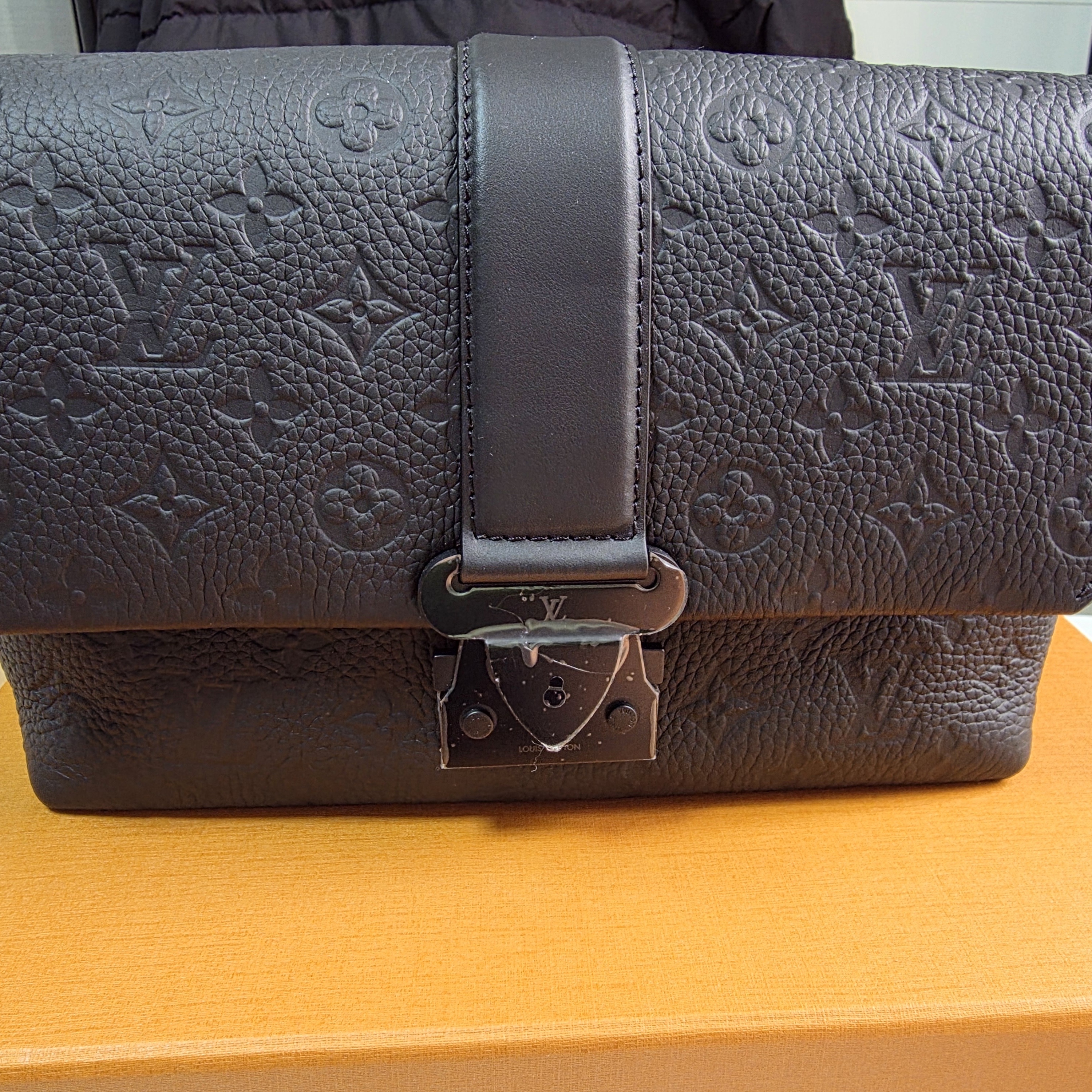 Louis Vuitton S-Cape Massenger Taurillon Monogram Black 착용 스타일 - 1
