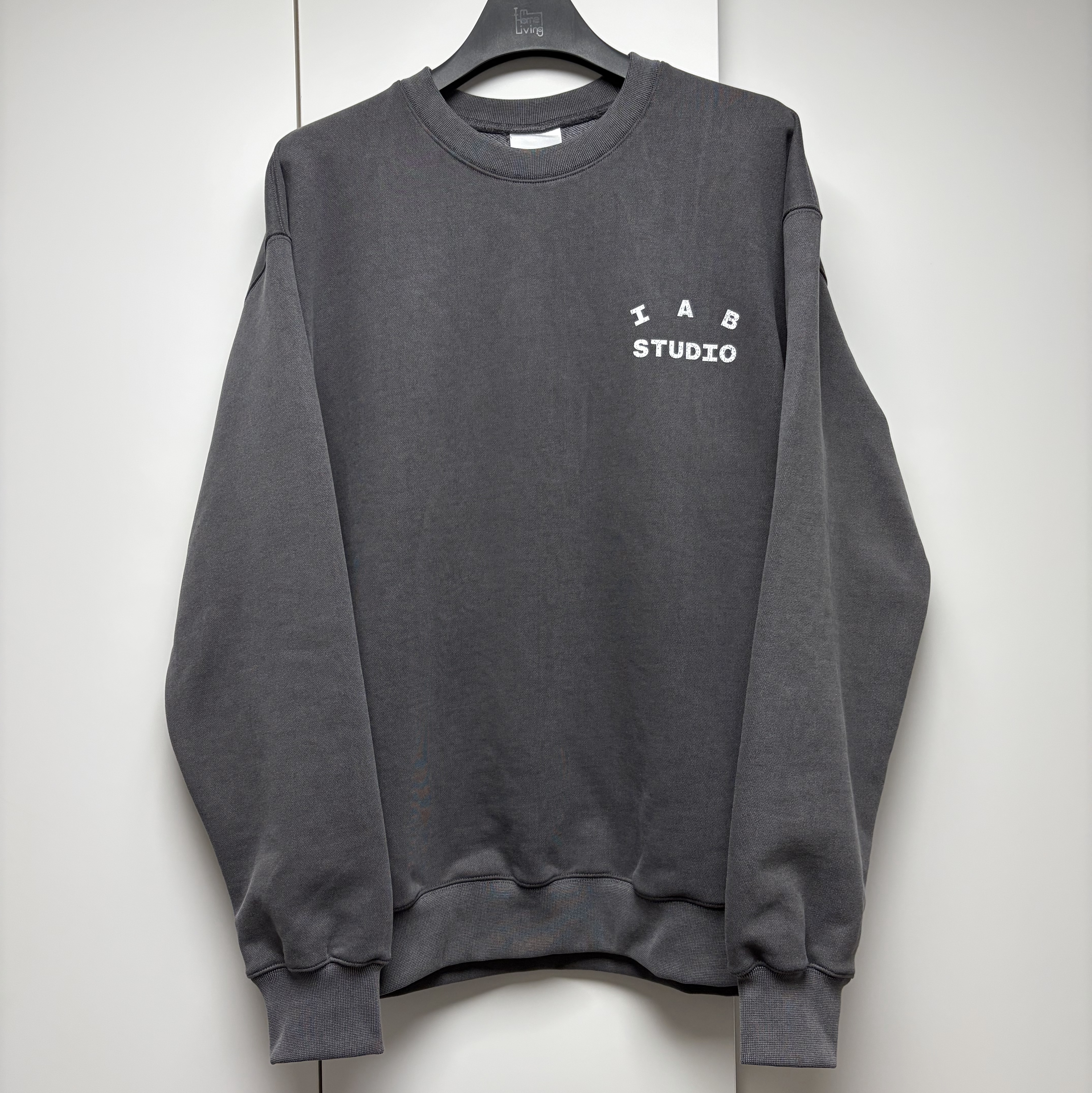 IAB Studio IAB Damaged Logo Sweatshirt Charcoal 착용 스타일 - 2