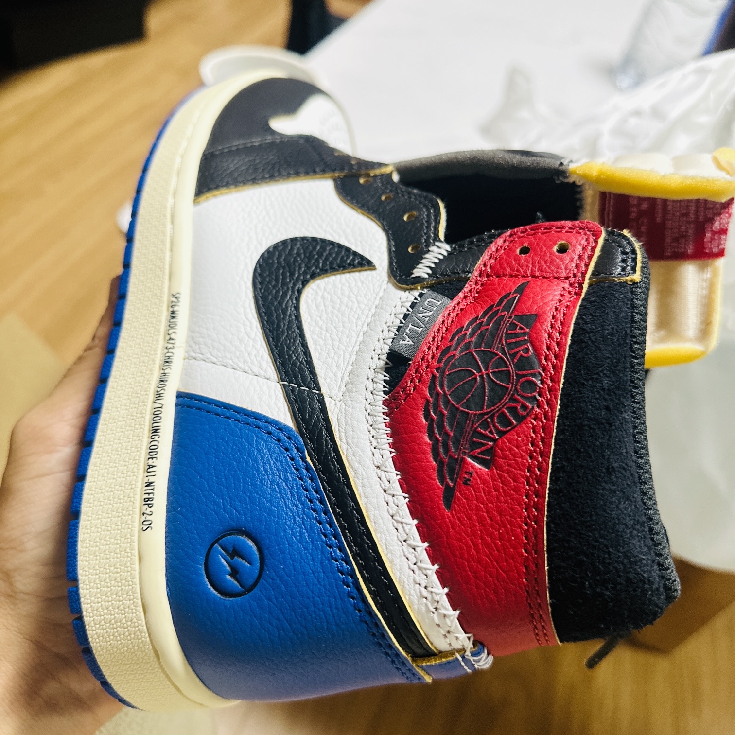 Jordan 1 x Fragment x Union LA Black and Varsity Red 착용 스타일 - 2