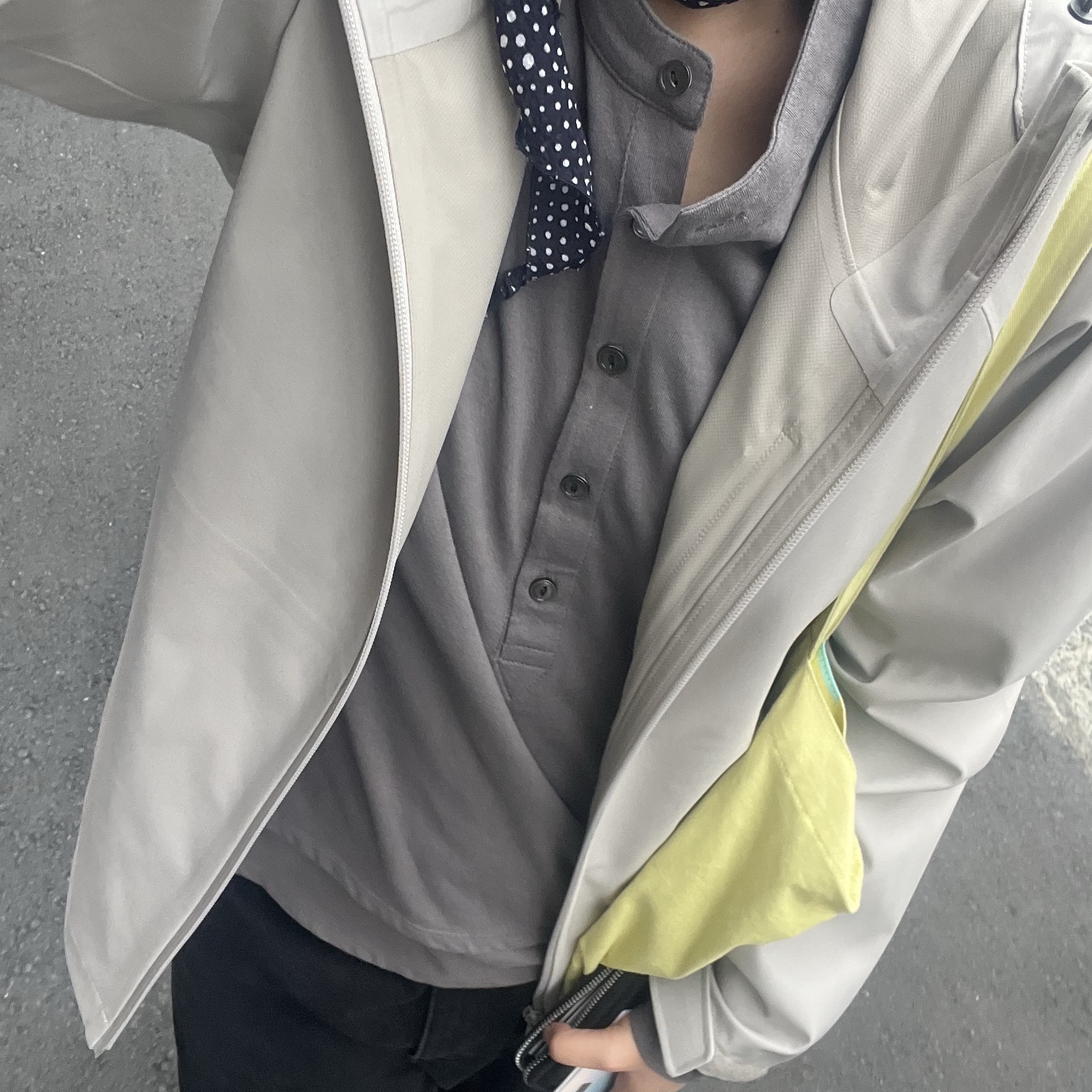 Hatchingroom x Mascompany Haema Bag Lemon 착용 스타일 - 1