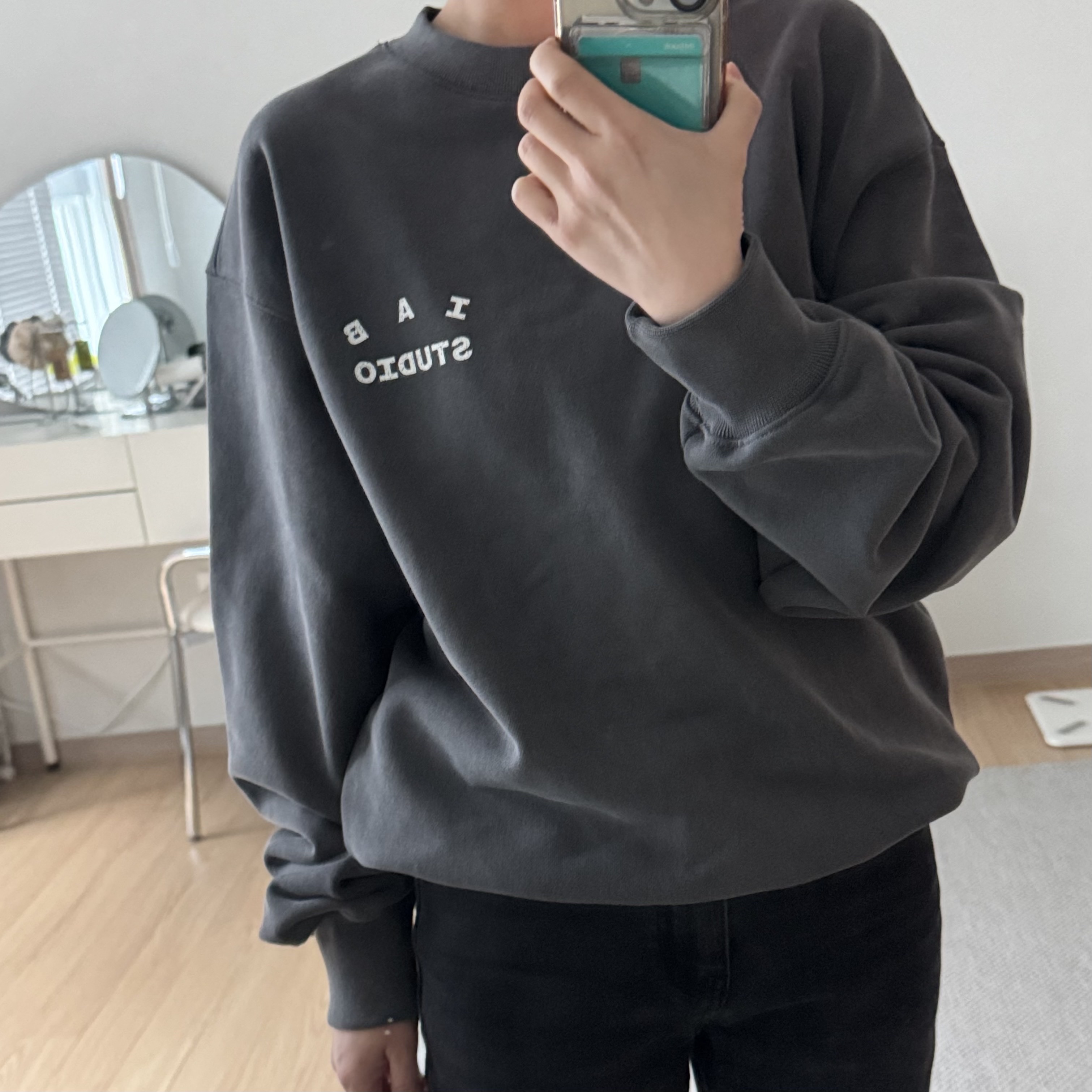 IAB Studio IAB Damaged Logo Sweatshirt Charcoal 착용 스타일 - 1