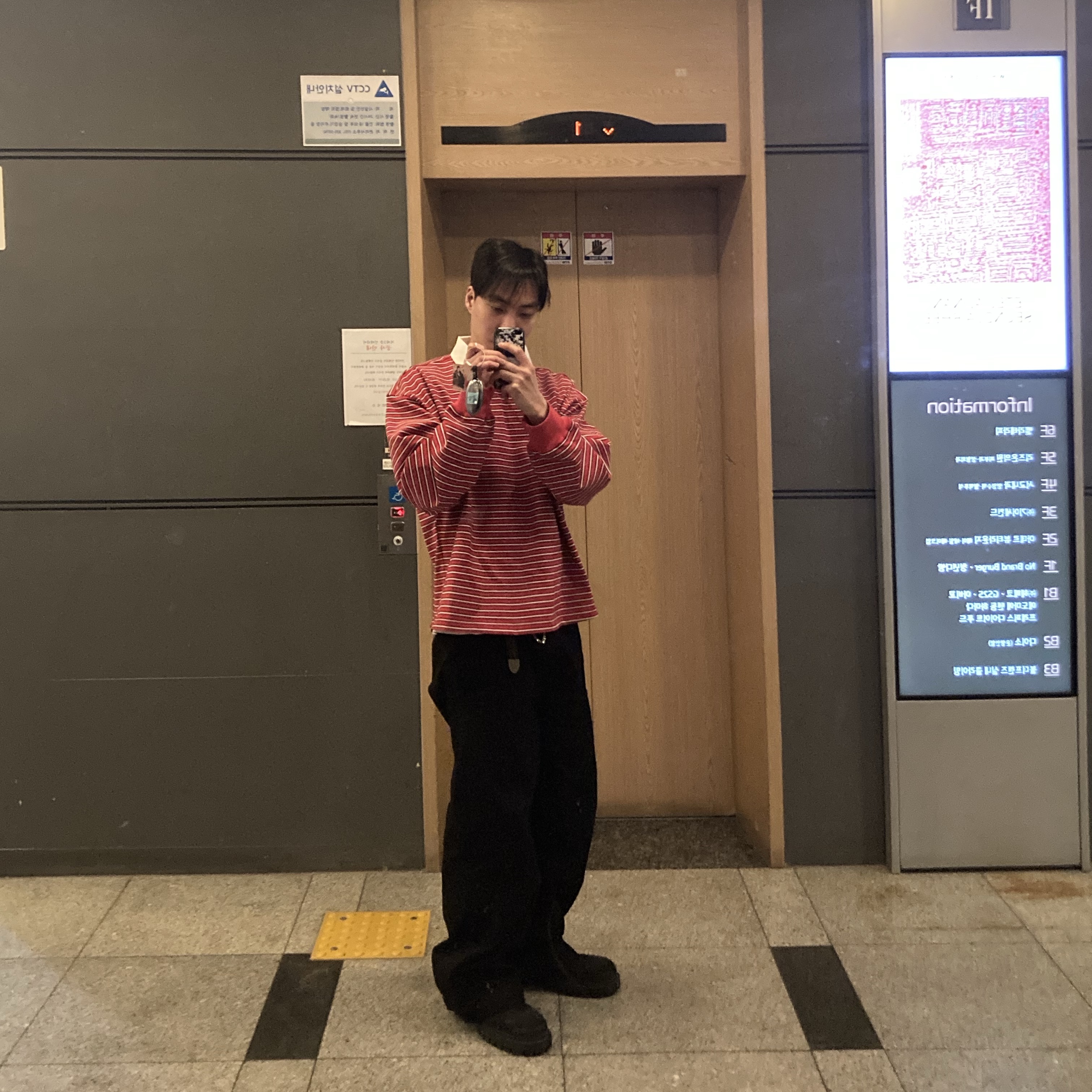 Nonnod Bias Polo Shirt Red Stripe, Nonnod Segment Pants Black 착용 스타일 - 1