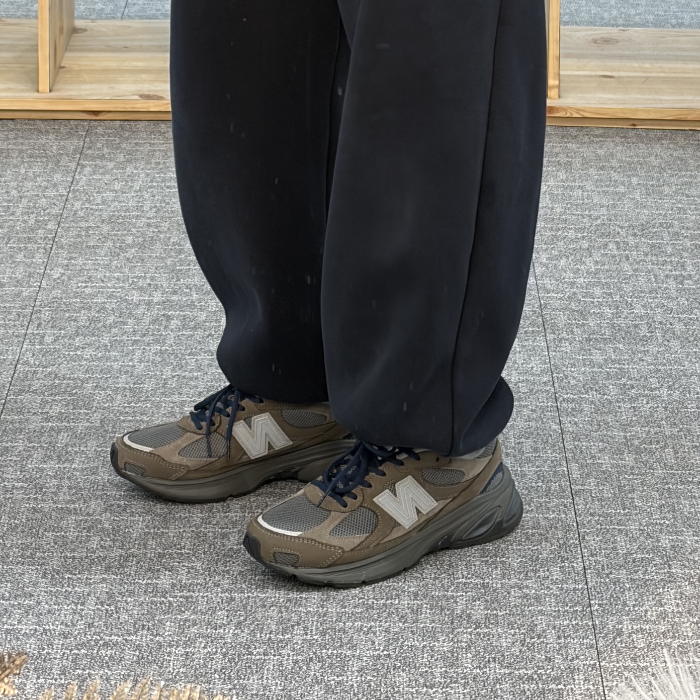 New Balance x Khakis 2010 Abzorb Shadow Brown 착용 스타일 - 1