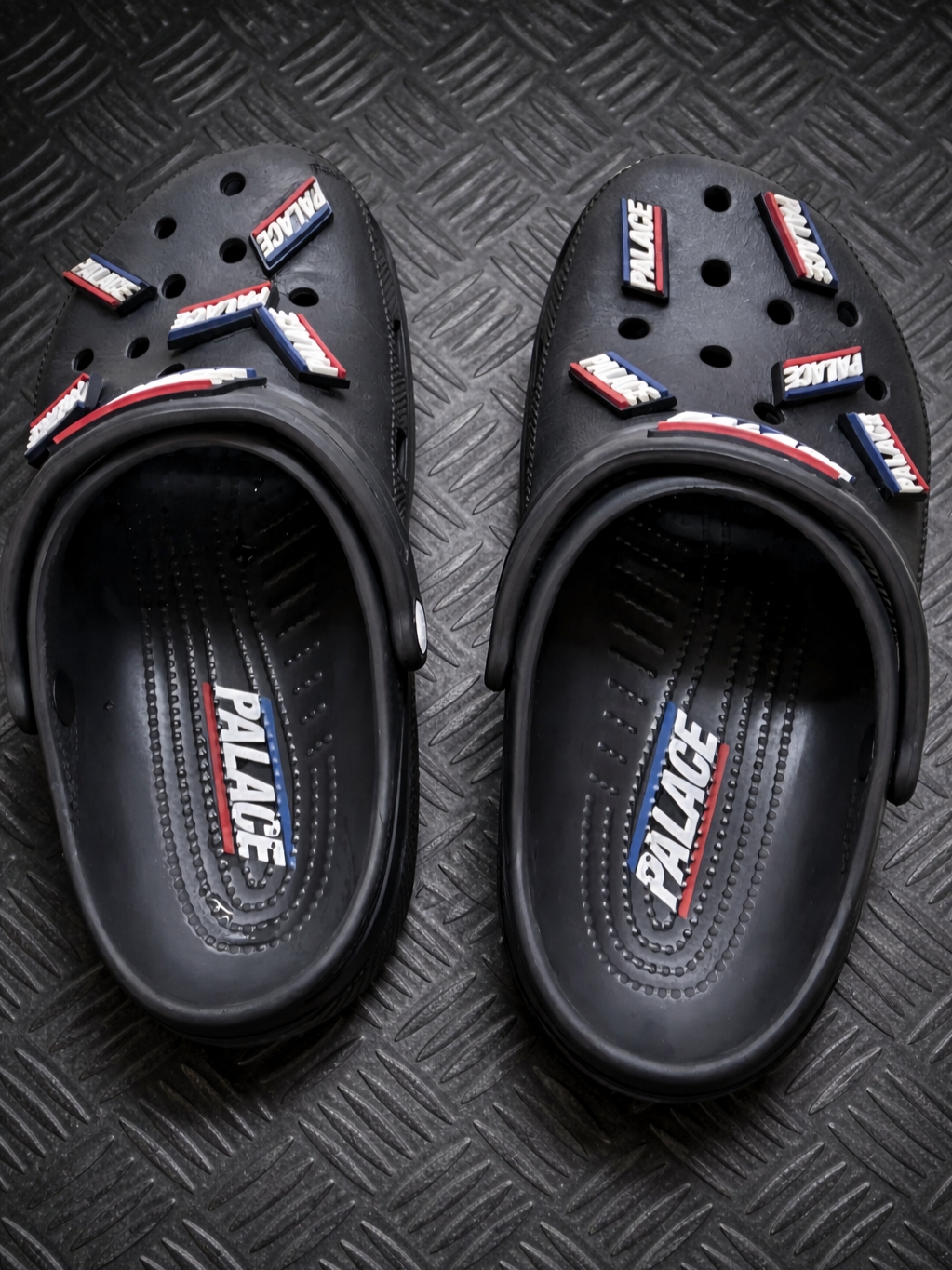 Crocs x Palace Classic Clog Black 착용 스타일