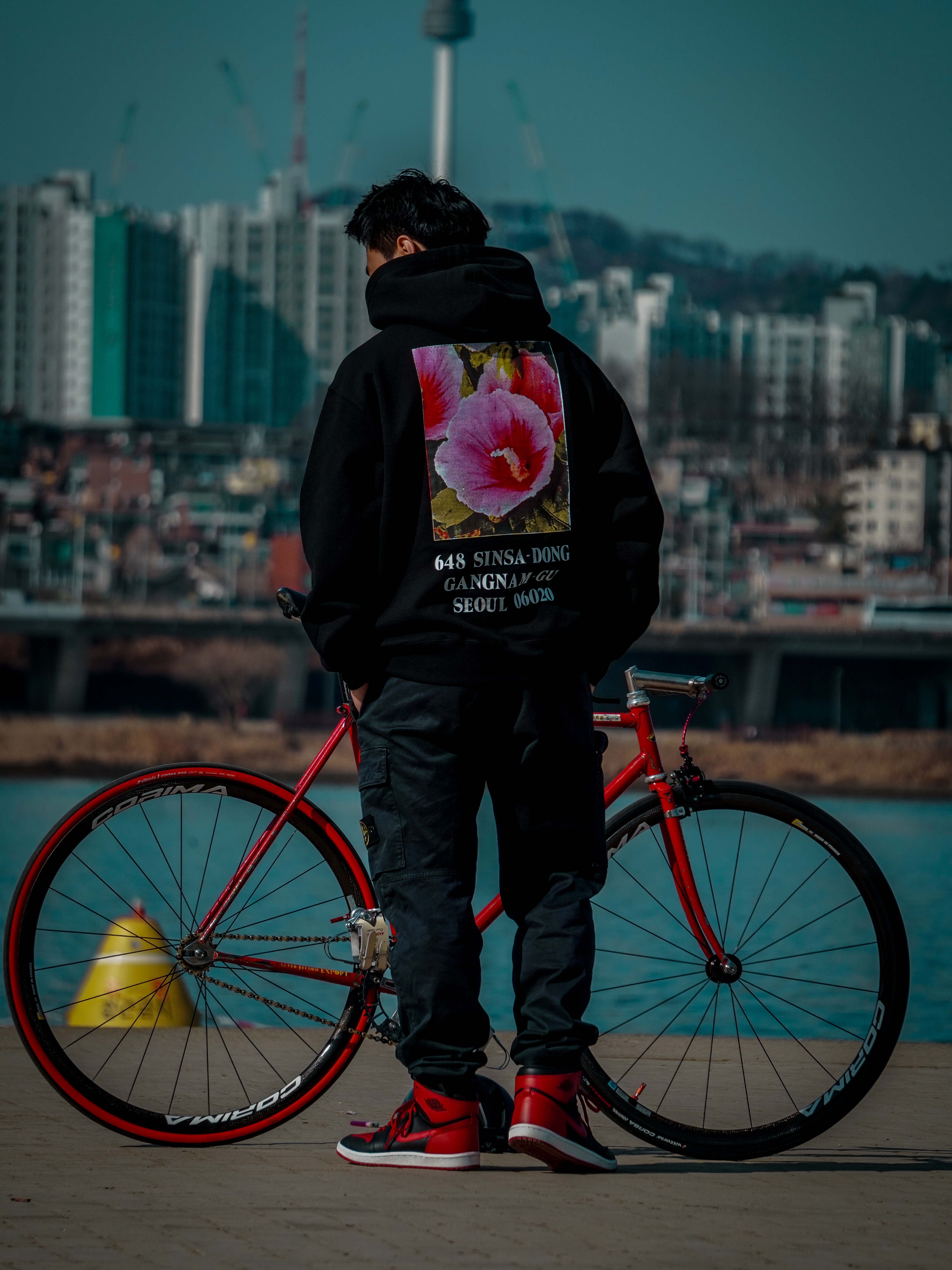 Stone Island 313L1 Stretch Broken Twill Cotton Garment Dyed Old Effect Cargo Pants Navy Blue - 23FW, Supreme Seoul Box Logo Hooded Sweatshirt Black - 23FW 착용 스타일 - 2