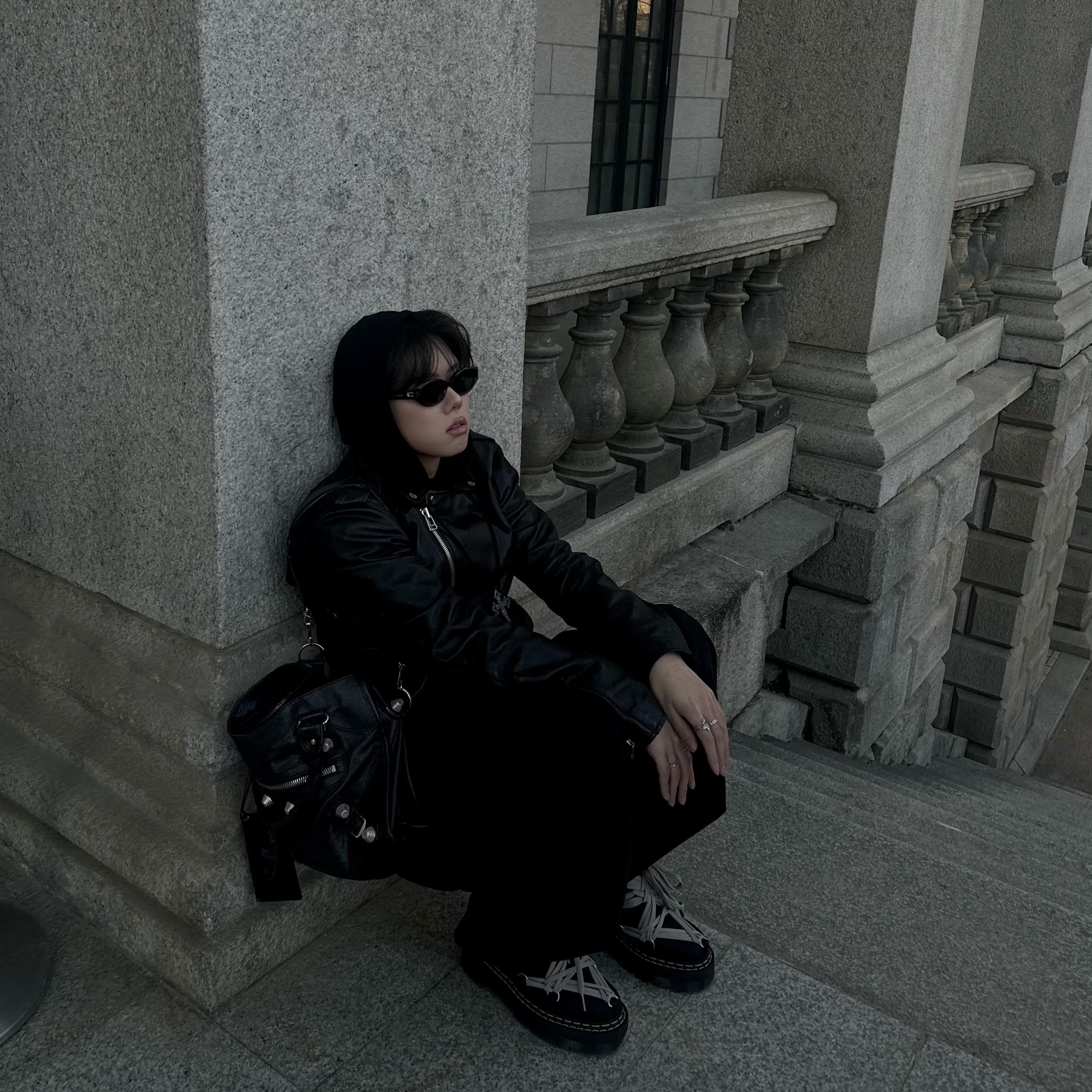 Gentle Monster Dada 01 Black, Dr. Martens x Rick Owens 1460 Quad Sole Mega Lace Boots Black 착용 스타일 - 4