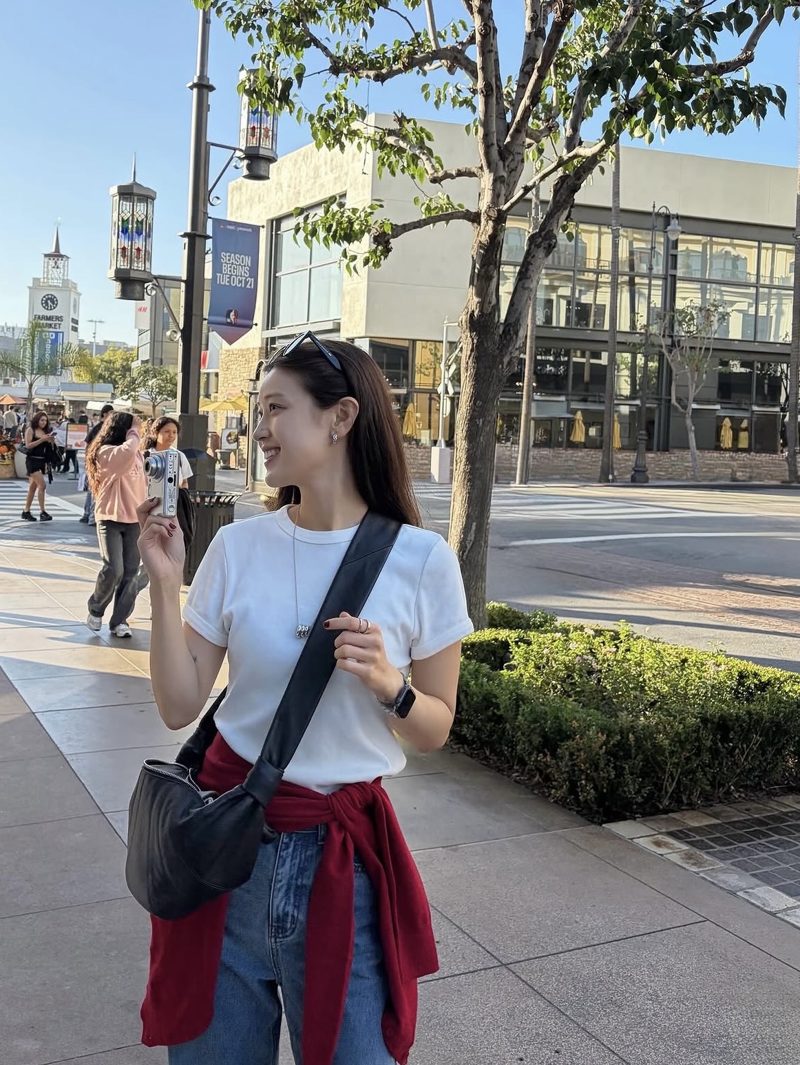 Lemaire Small Croissant Bag Soft Nappa Leather Dark Chocolate, Gentle Monster Mowa 01 Black Black 착용 스타일 - 2