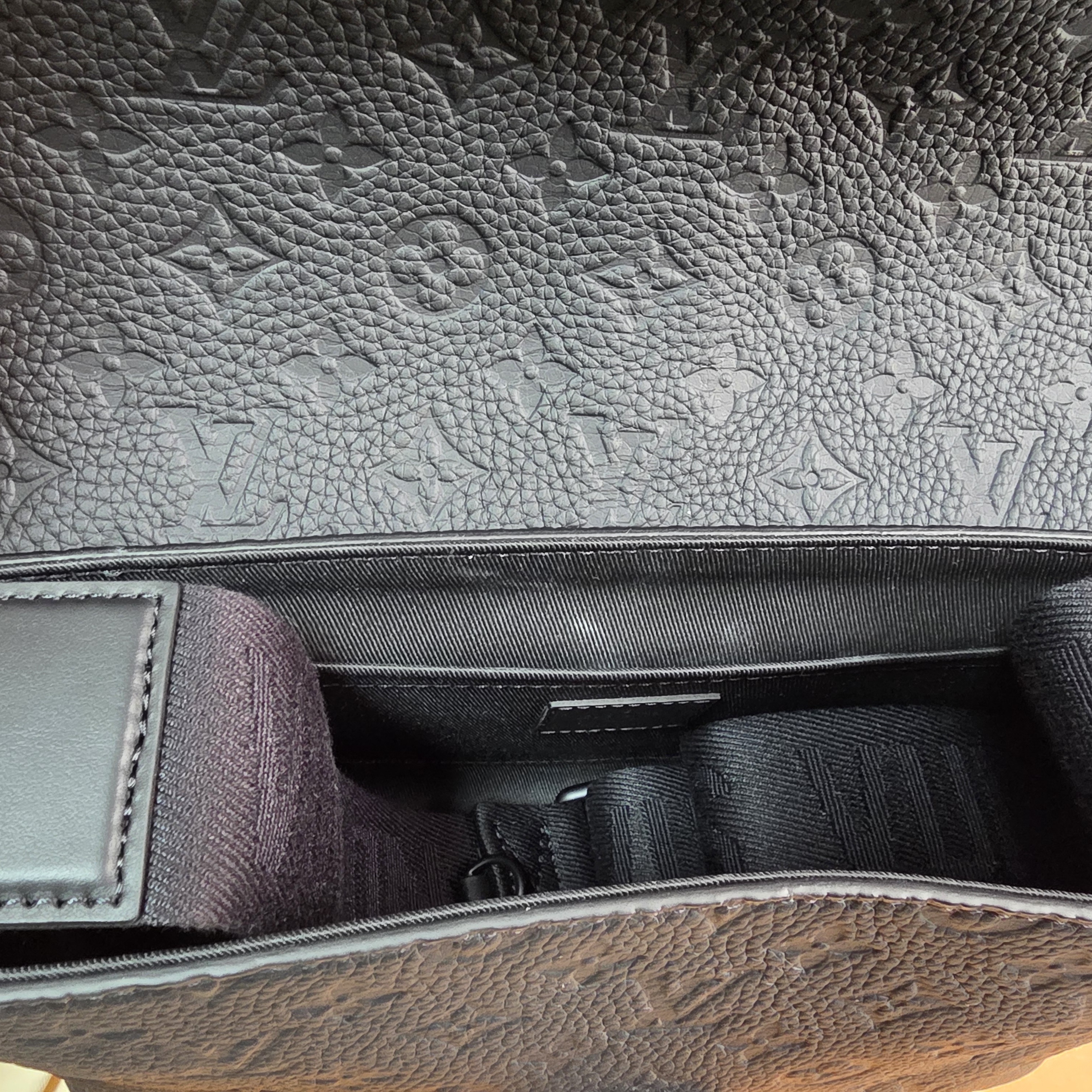 Louis Vuitton S-Cape Massenger Taurillon Monogram Black 착용 스타일 - 2