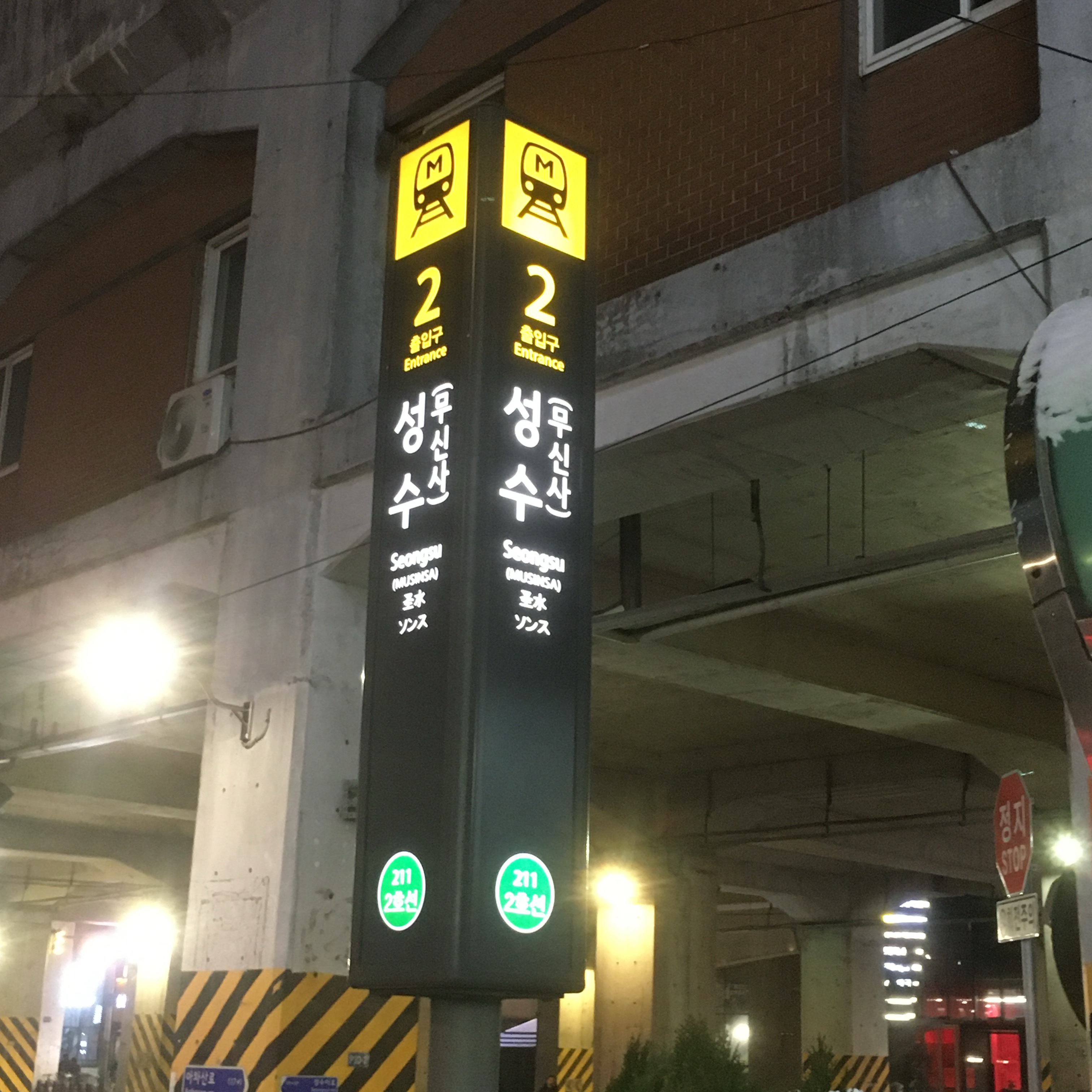 The North Face 1996 Retro Nuptse Jacket Dark Oak 착용 스타일 - 3