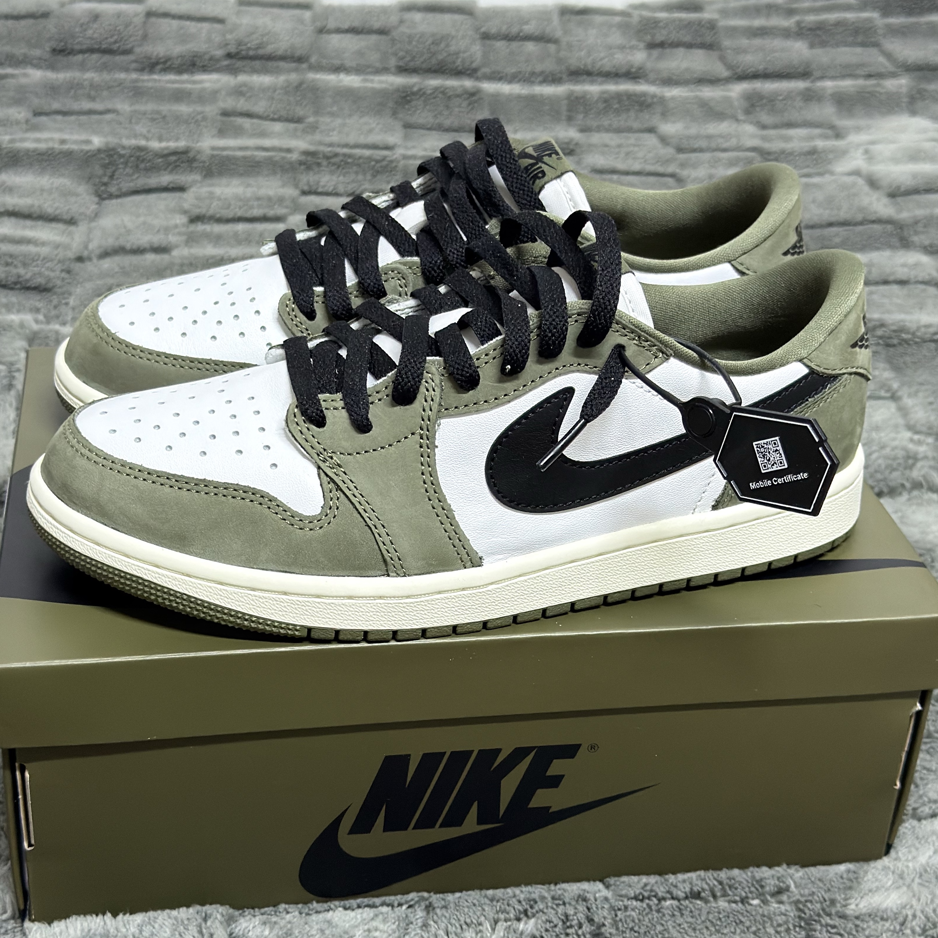 Jordan 1 Retro Low OG Medium Olive and Summit White 착용 스타일 - 2