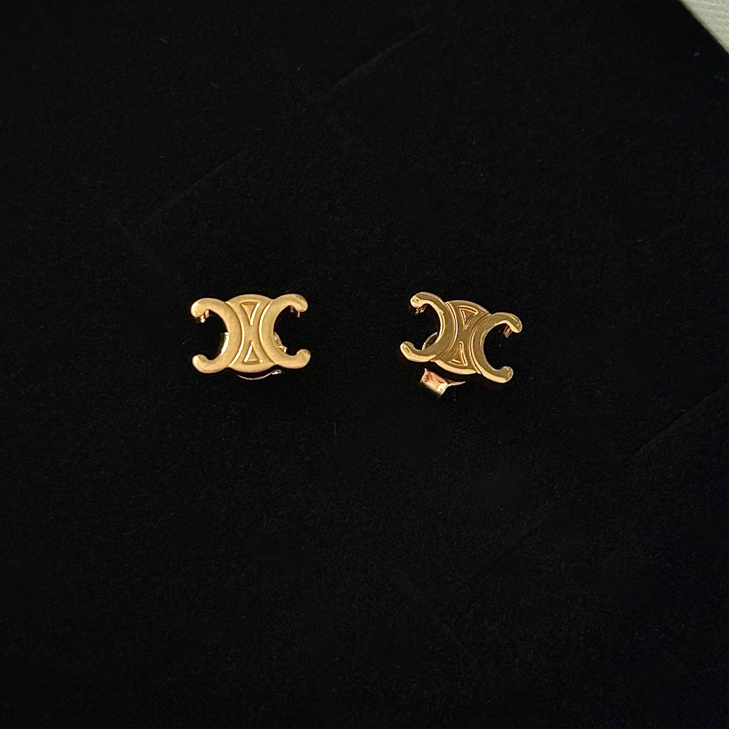 (W) Celine Triomphe Studs in Brass with Gold Finish Gold 착용 스타일