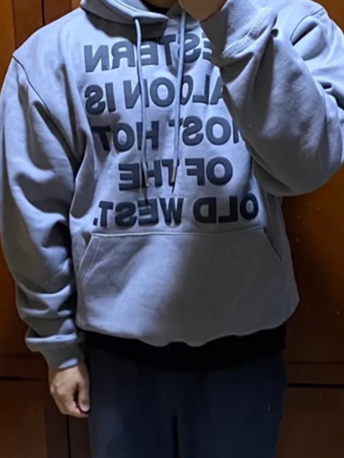 Thevinylhouse Typo Hoodie Grey 착용 스타일