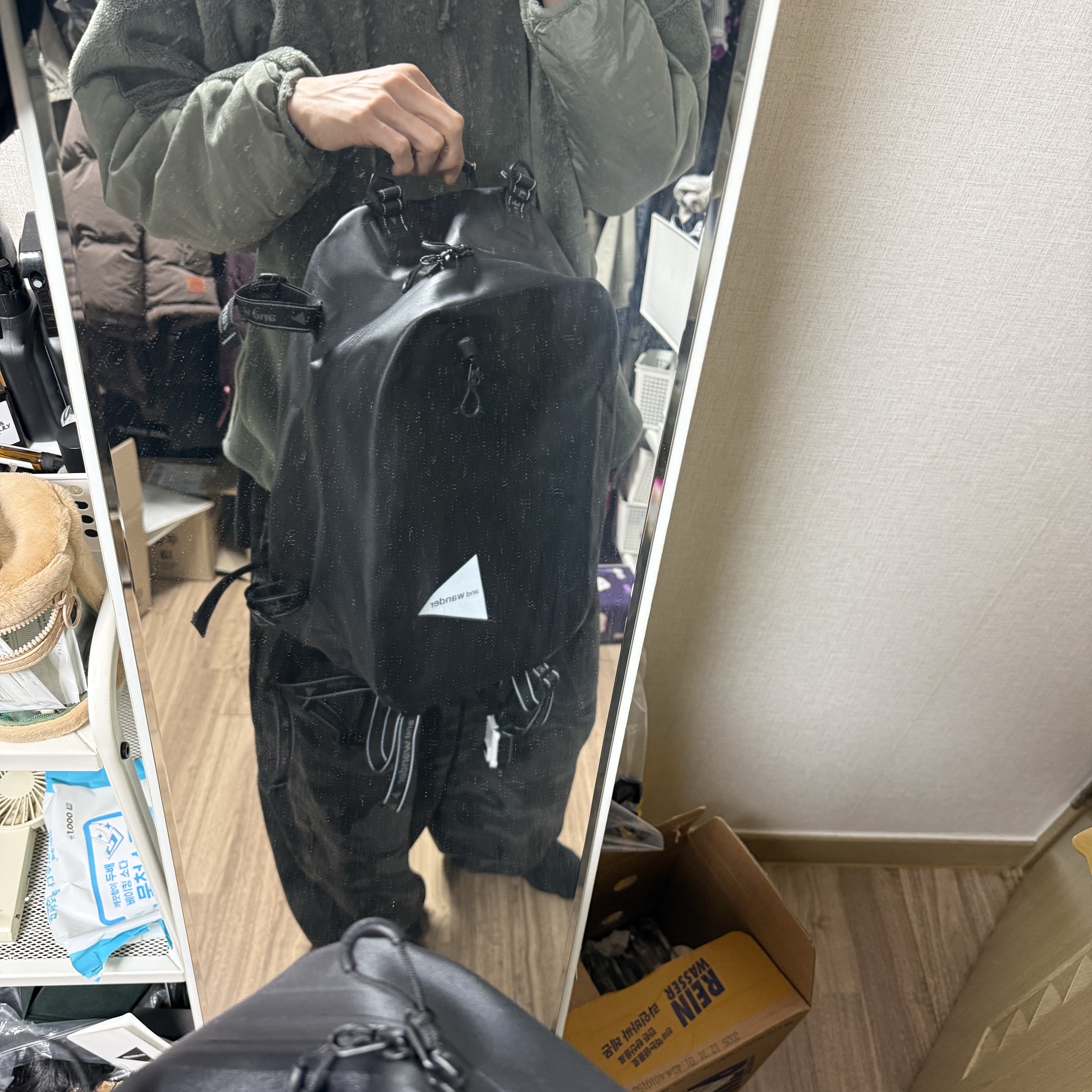 And Wander Waterproof Daypack Black 착용 스타일 - 2