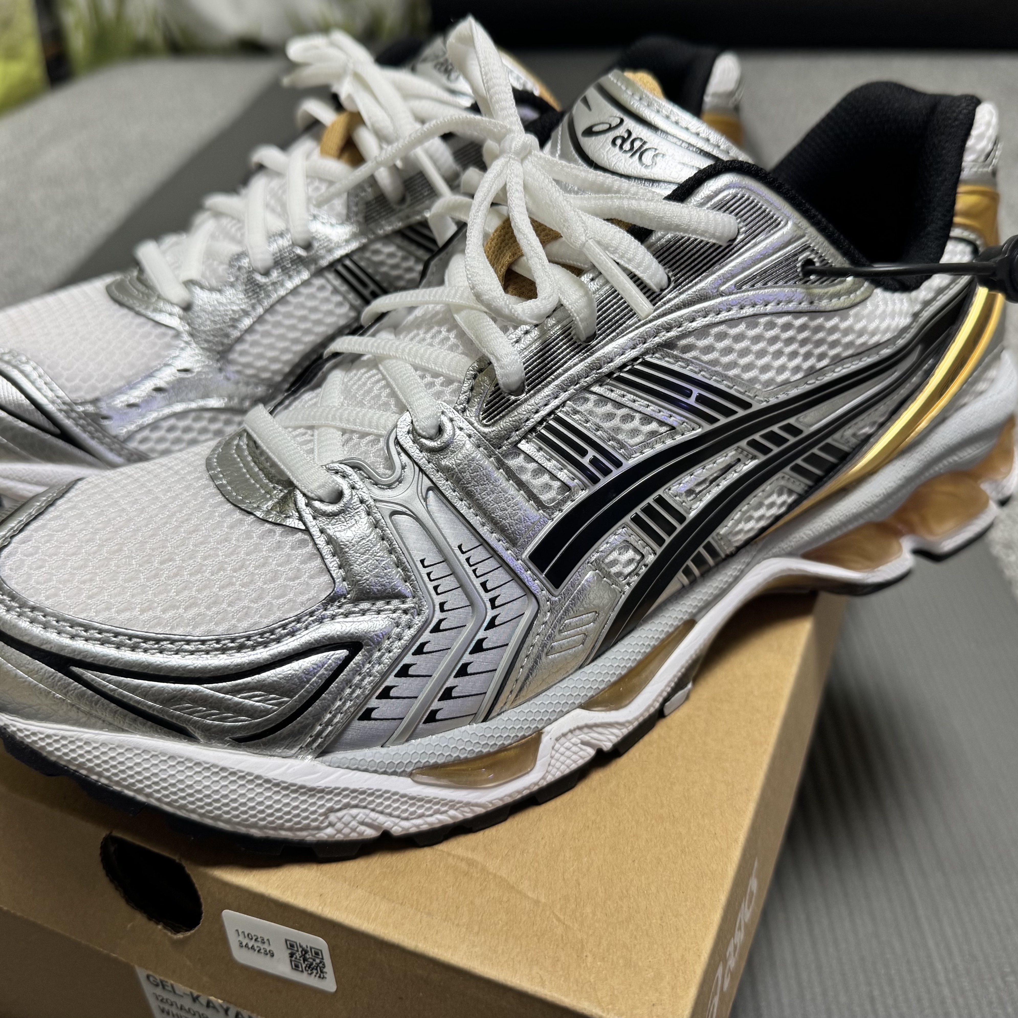 Asics Gel-Kayano 14 White Pure Gold 착용 스타일