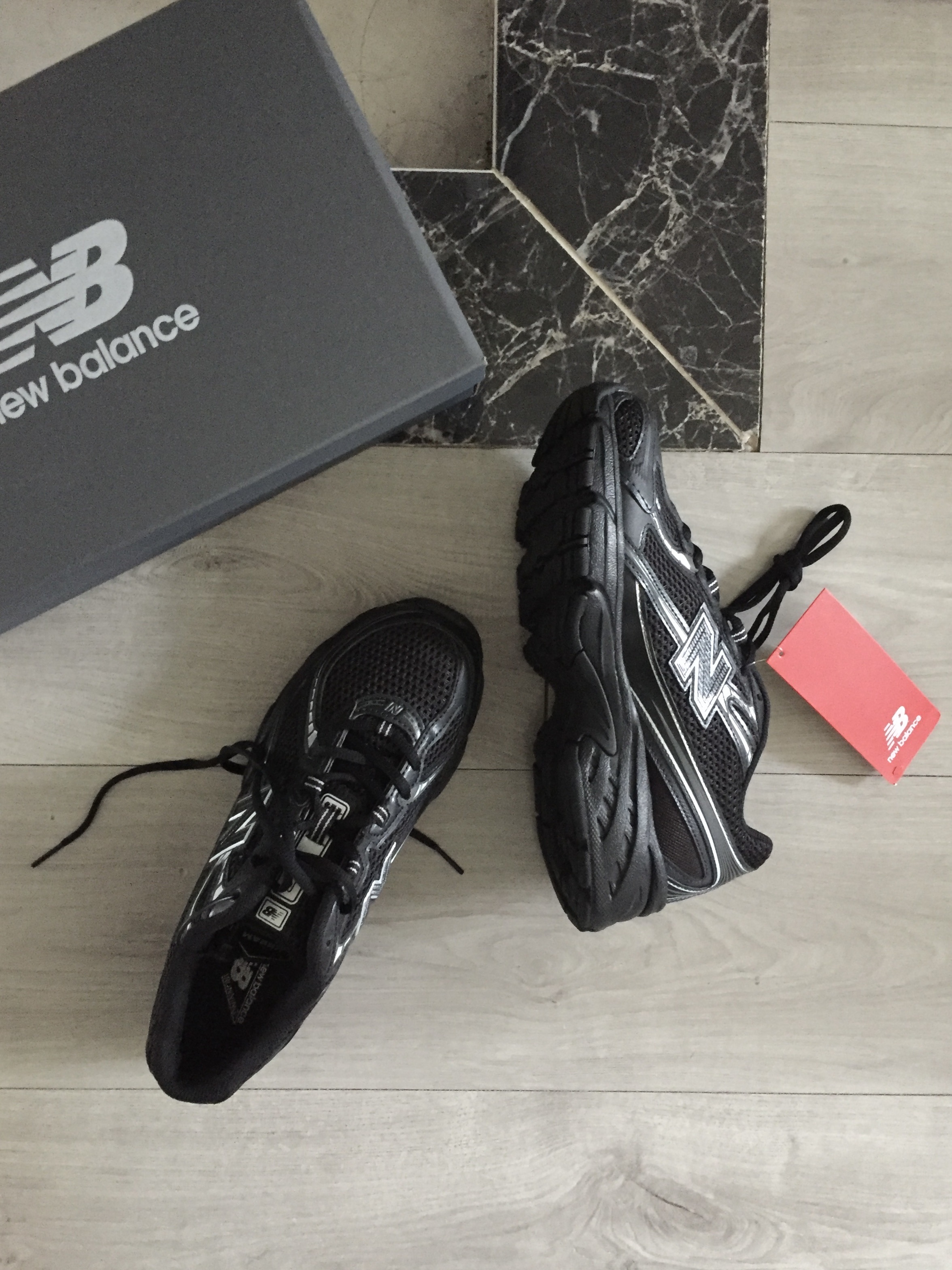 New Balance 740v2 Black Silver Metallic 착용 스타일