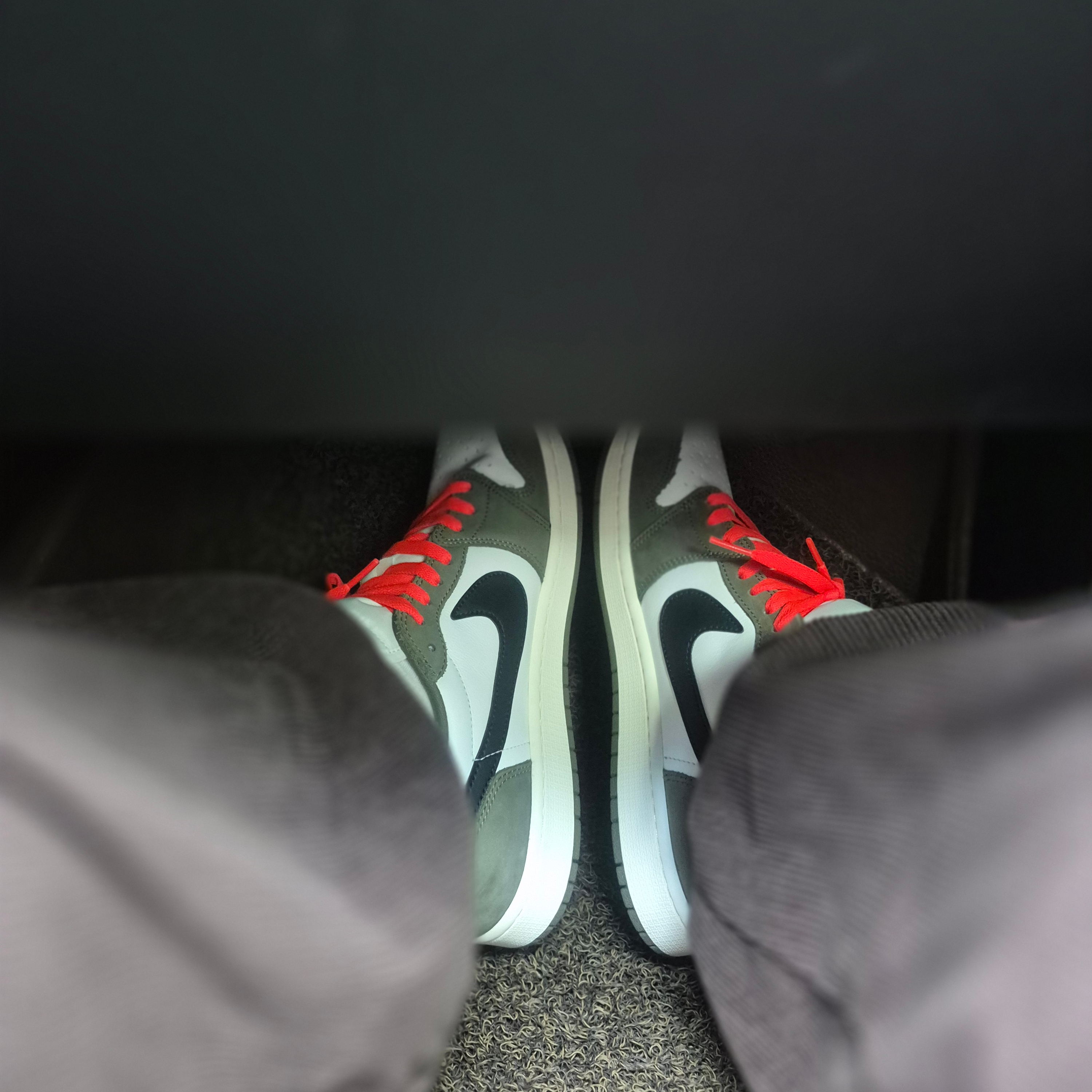 Jordan 1 Retro Low OG Medium Olive and Summit White 착용 스타일