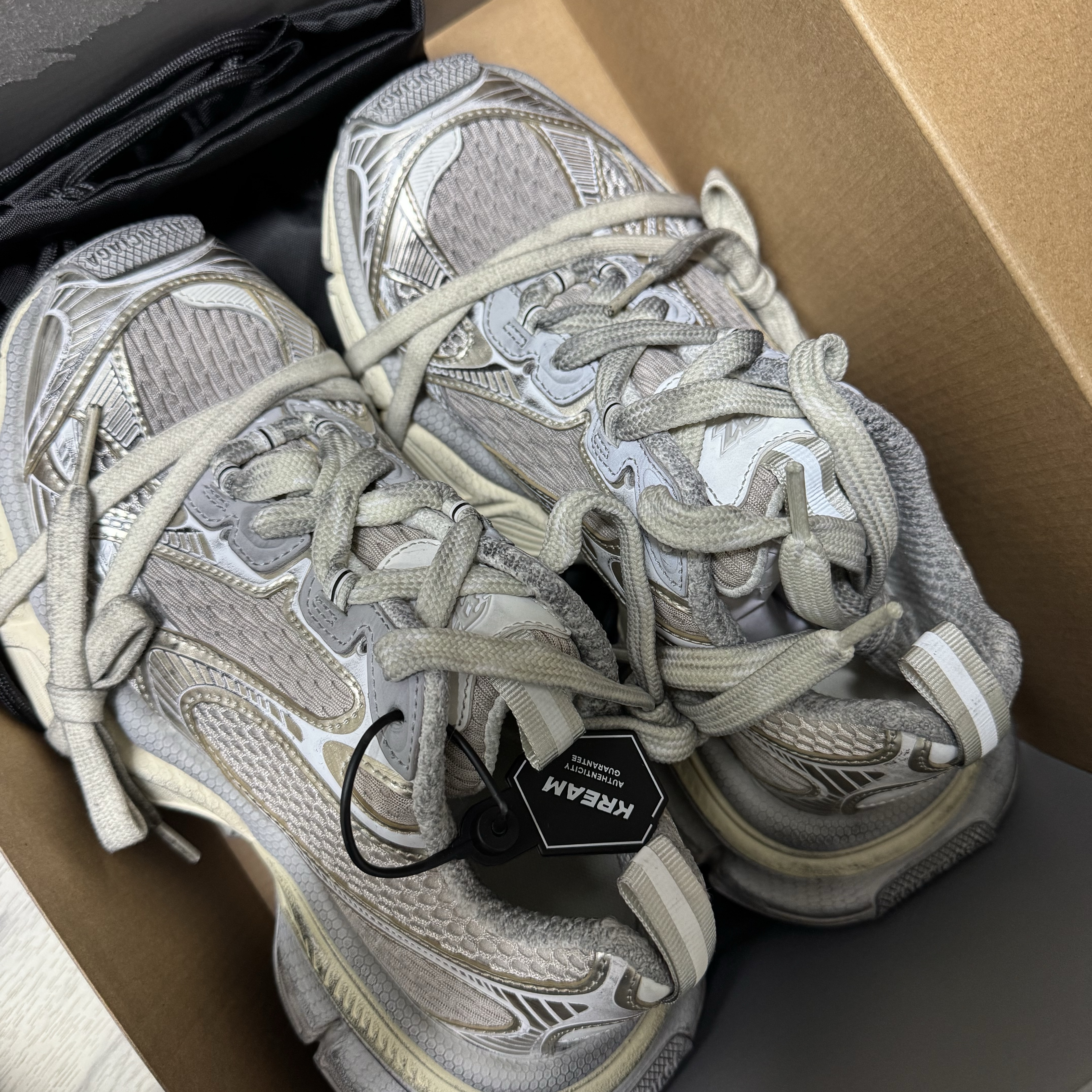 Balenciaga 3XL Sneakers Light Beige 착용 스타일