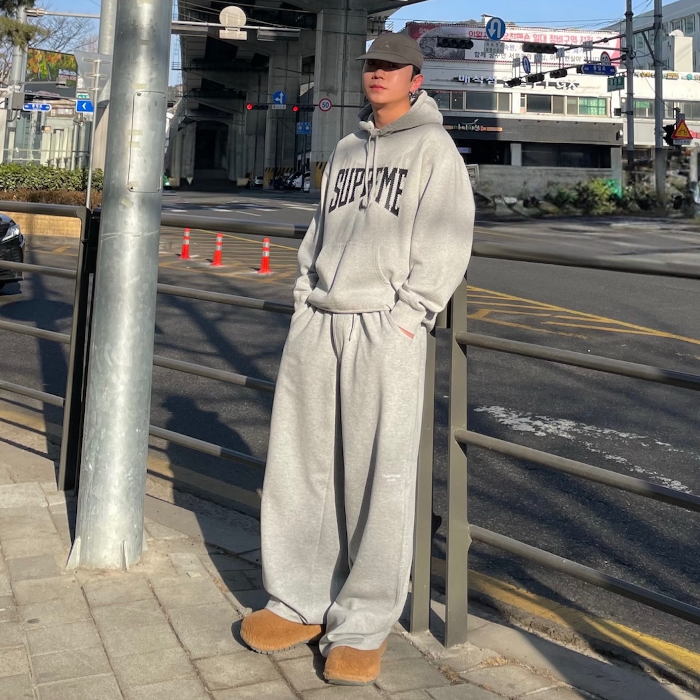 Undermycar Mu.163 Classic Logo Baggy Fit Sweat Pants Melange Gray 착용 스타일 - 1