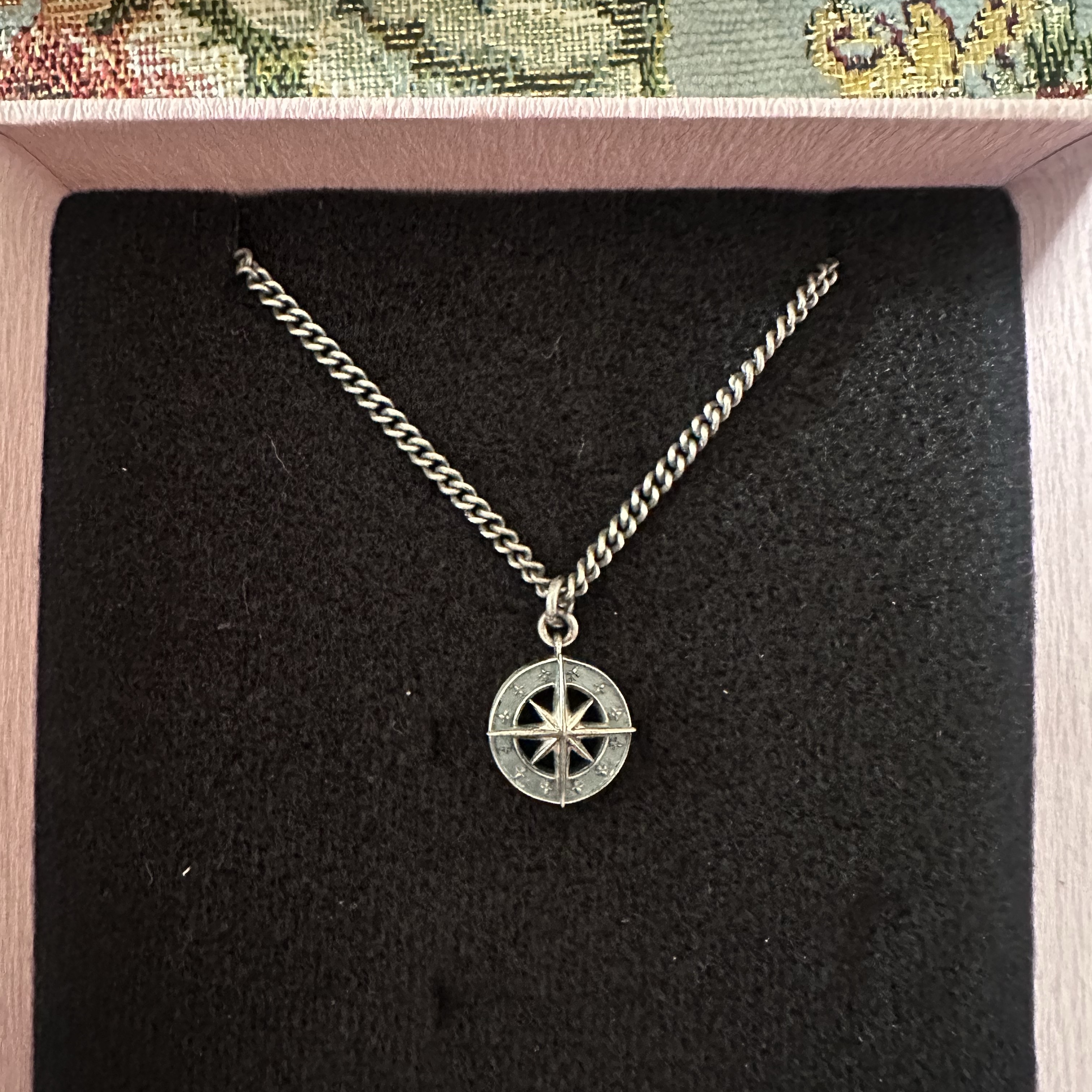 Scudo Vintage Compass Point Necklace 착용 스타일 - 2