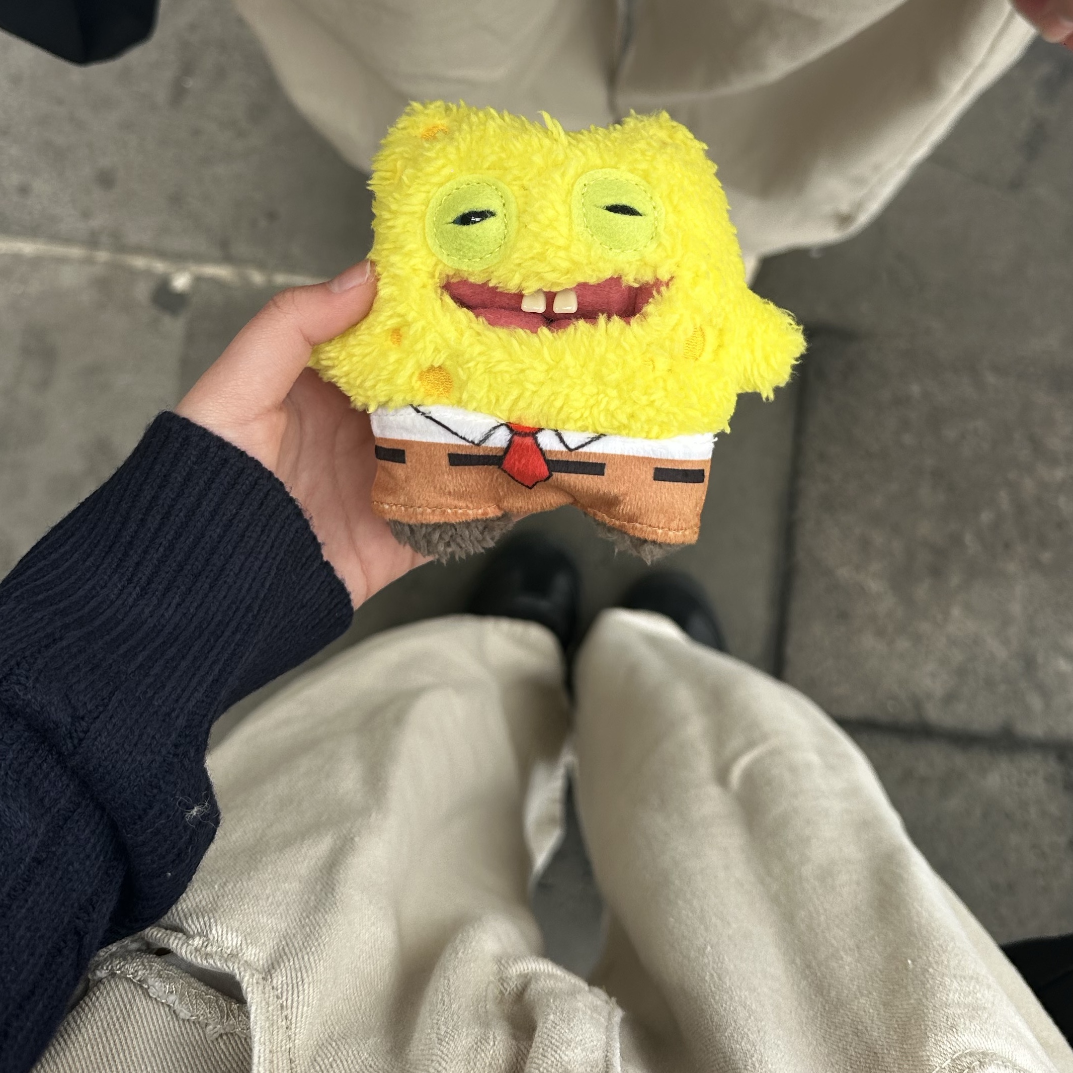 Fuggler x SpongeBob Keyring Yellow 착용 스타일 - 1