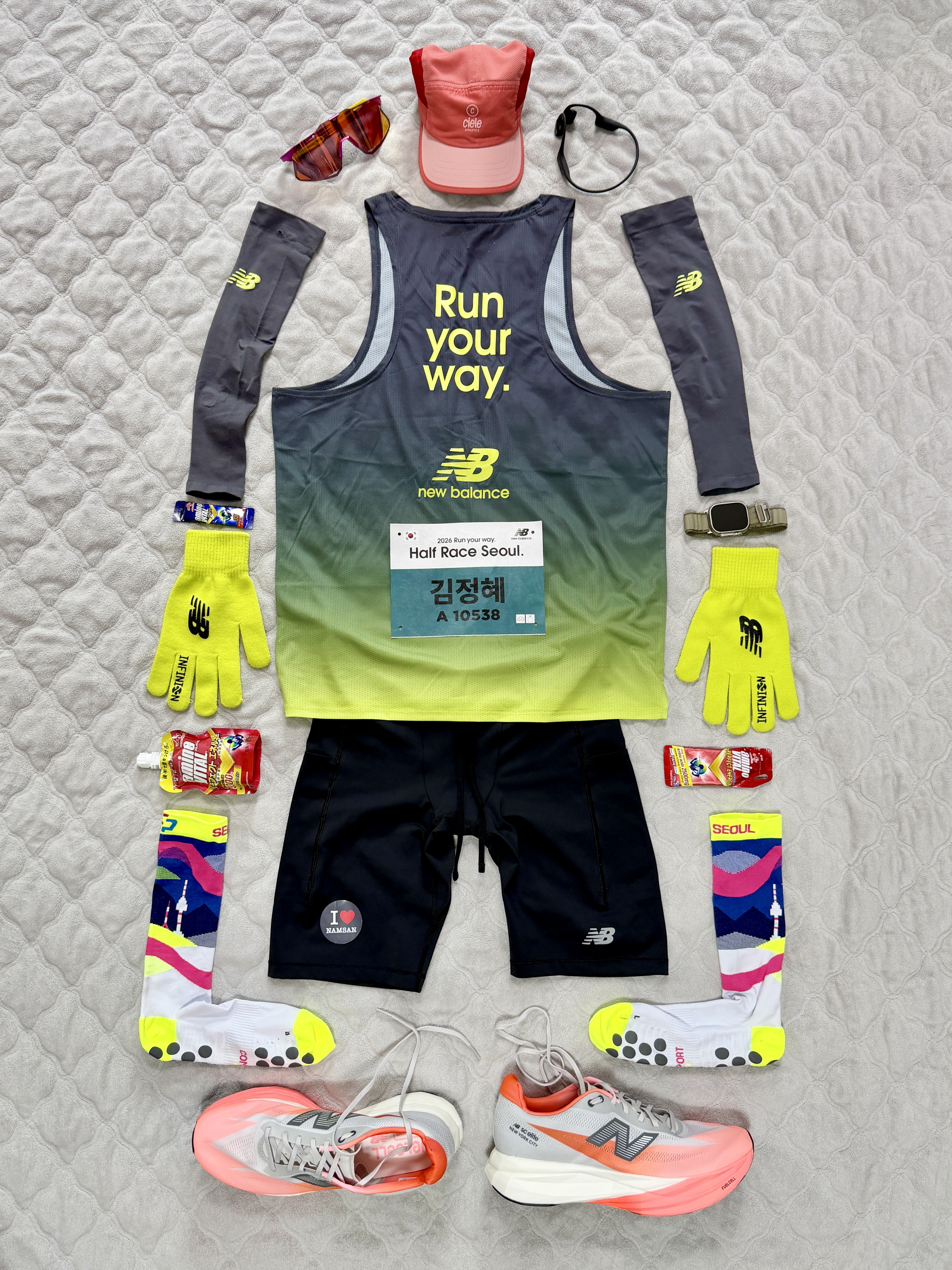 New Balance TCS NYC Marathon FuelCell SC Elite v5 Grapefruit Grey Matter - D Standard, New Balance Sleek Pocket 9 Inch Half Tights Black 착용 스타일 - 1