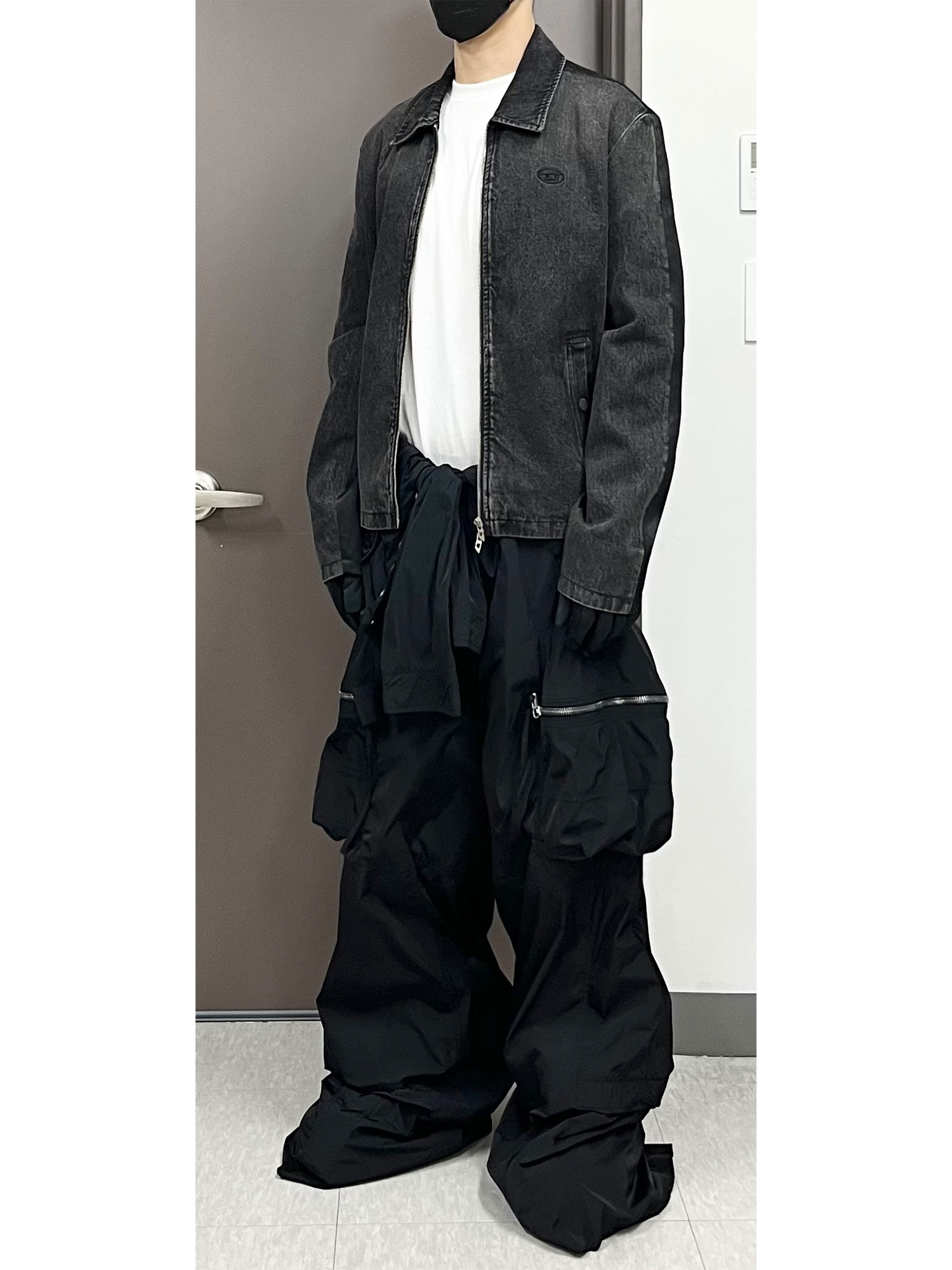 Diesel J-Harris Hybrid Jacket In Denim And Twill Black, Diesel Metal-D 6 Leather Card Holder Black 착용 스타일