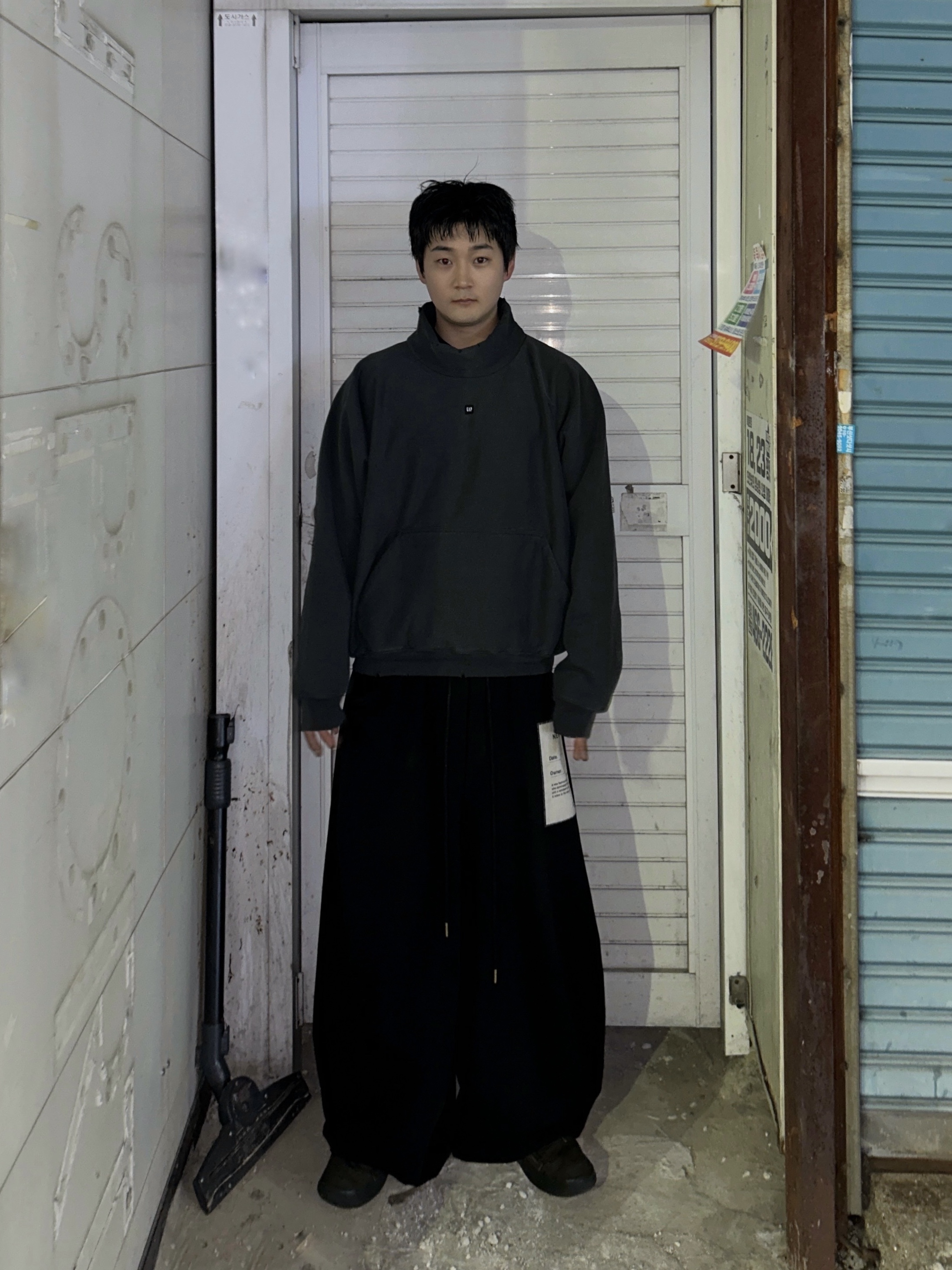 Yeezy Gap Engineered By Balenciaga High Neck Sweater Black 착용 스타일