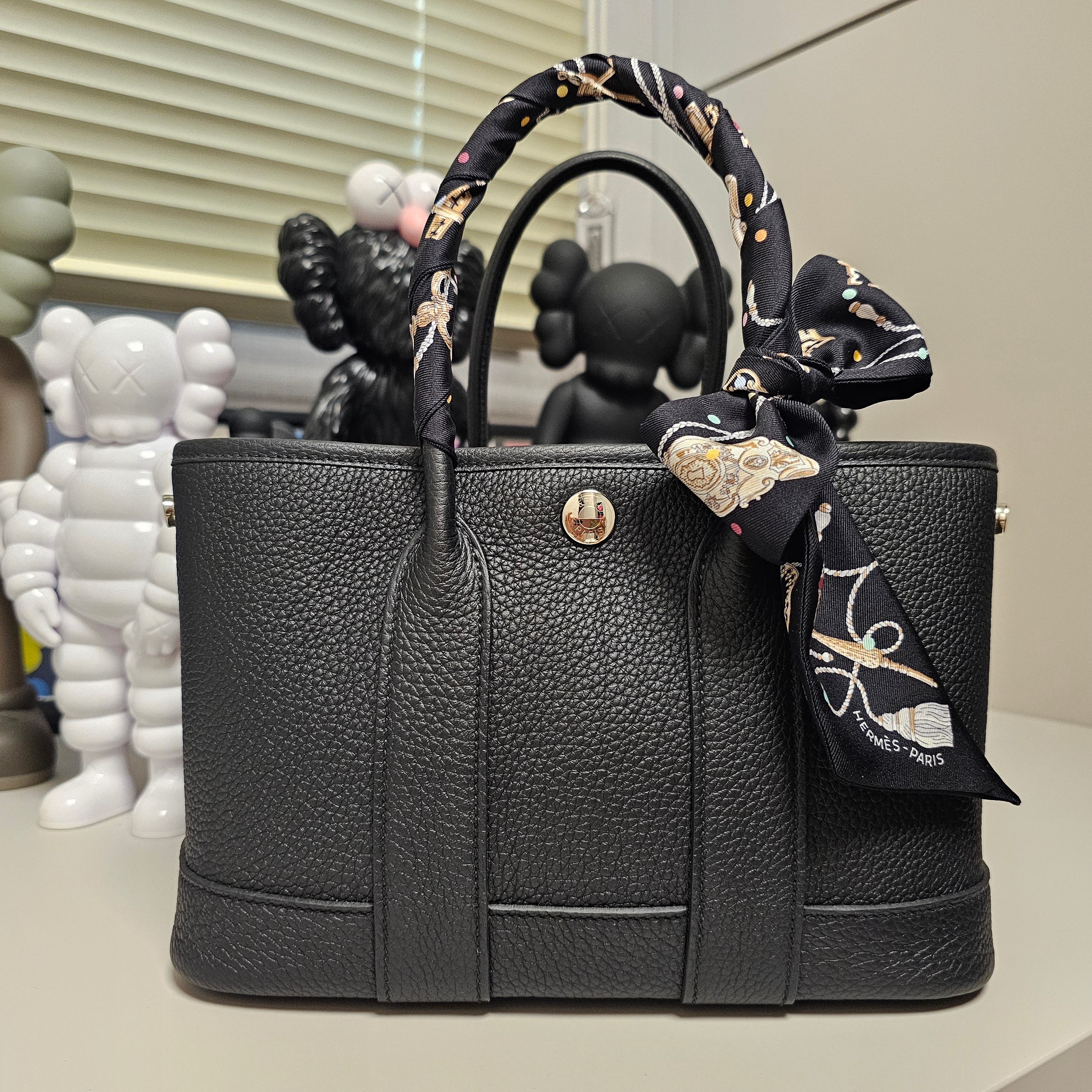 Hermes Neo Garden 23 Bag Togo Calfskin & Palladium Noir 착용 스타일