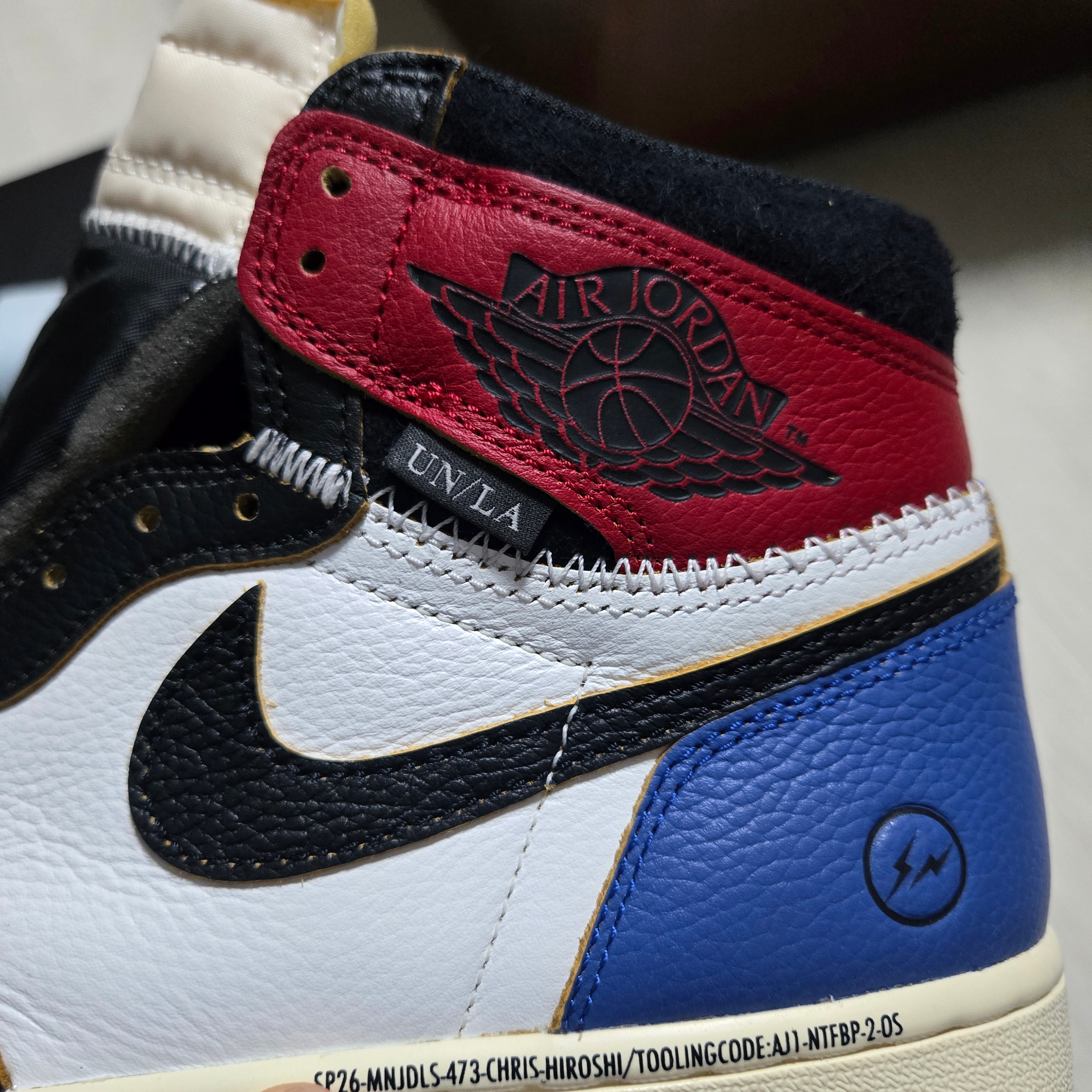 Jordan 1 x Fragment x Union LA Black and Varsity Red 착용 스타일 - 2
