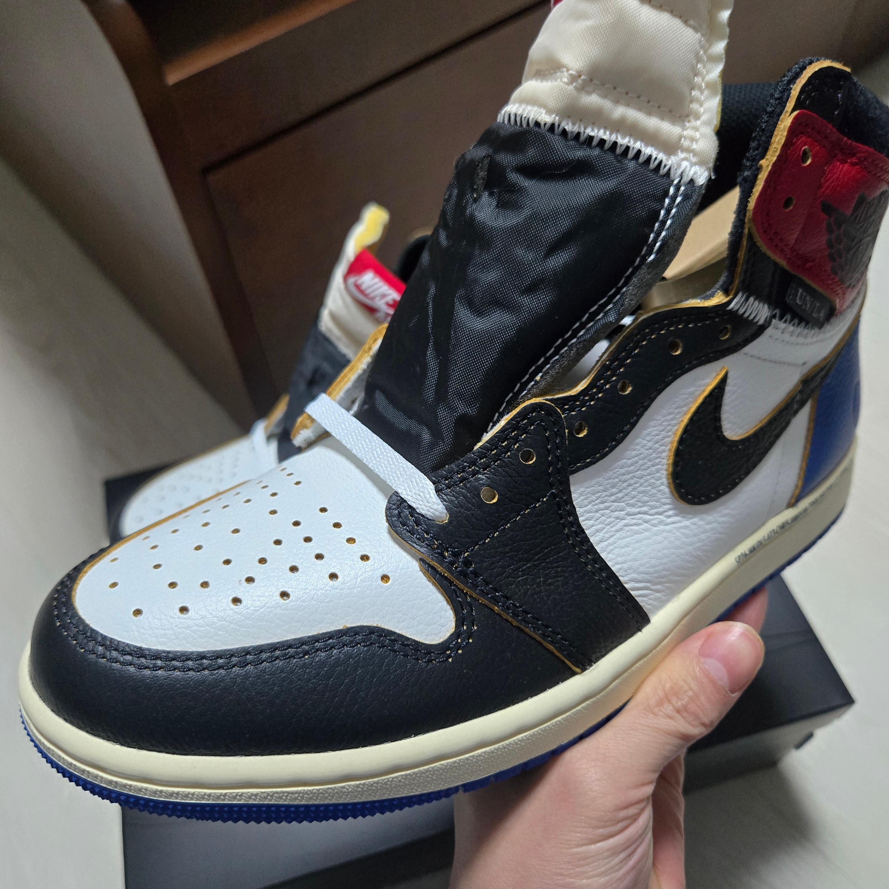 Jordan 1 x Fragment x Union LA Black and Varsity Red 착용 스타일 - 6