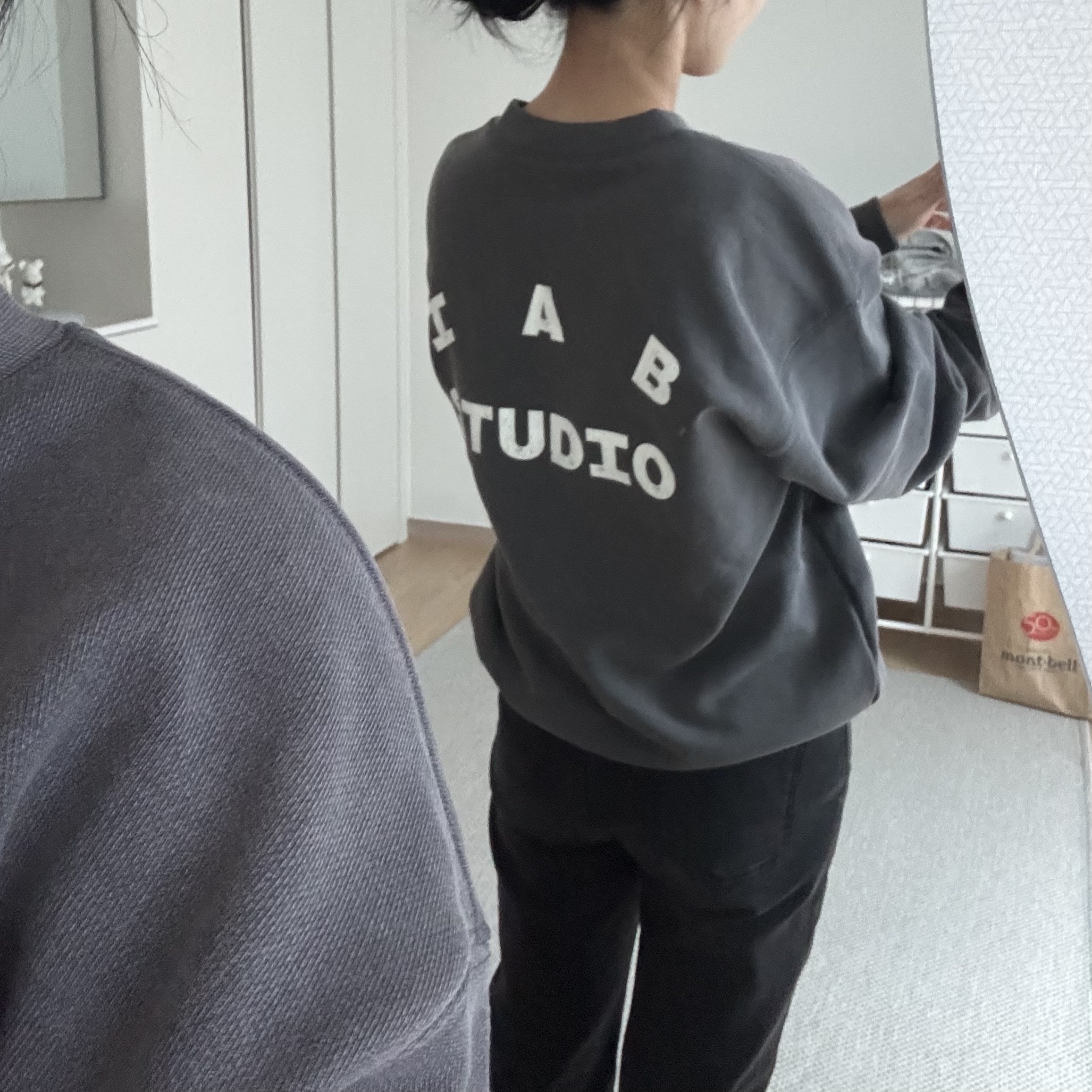 IAB Studio IAB Damaged Logo Sweatshirt Charcoal 착용 스타일 - 3