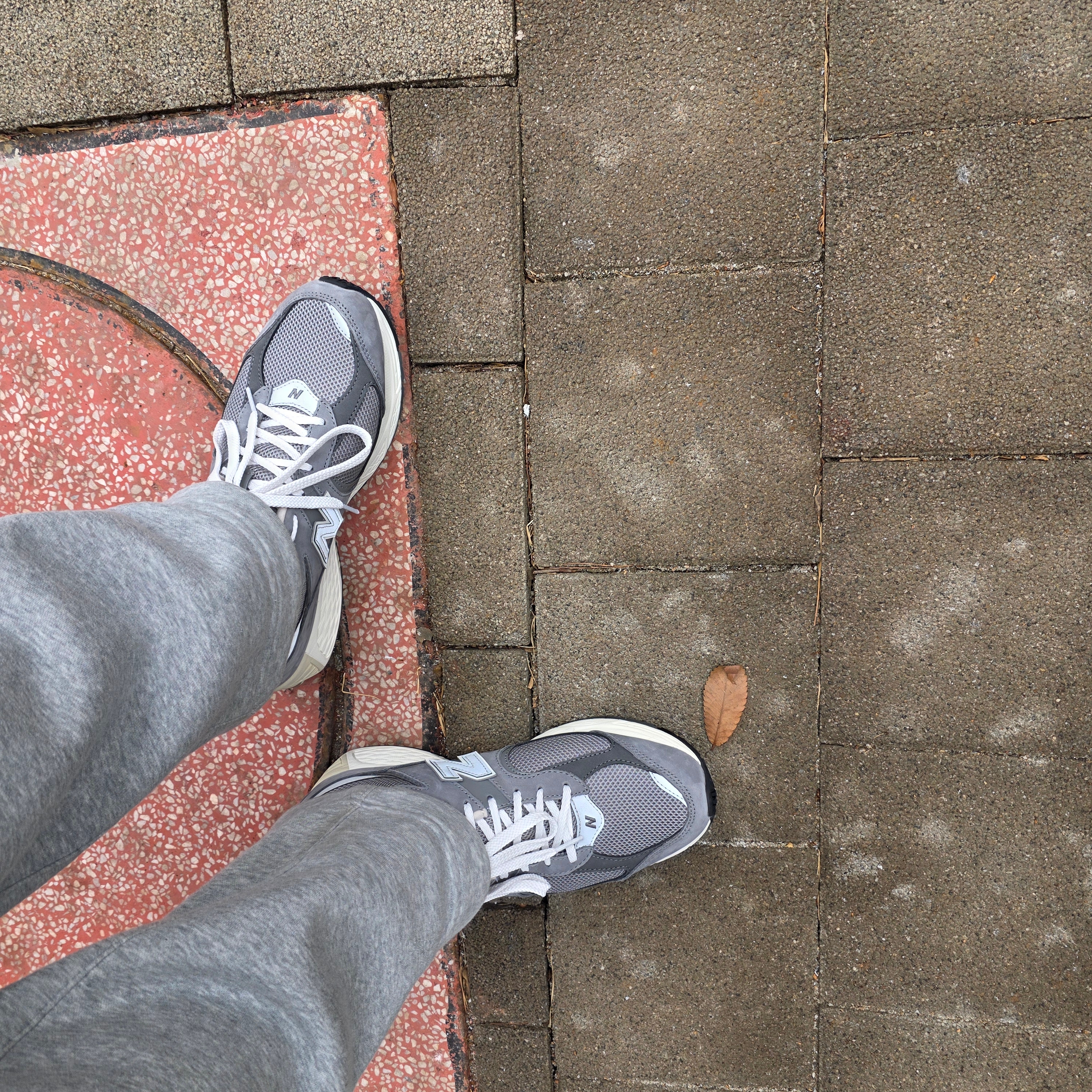 New Balance 2002R Premium Vintage Grey 착용 스타일